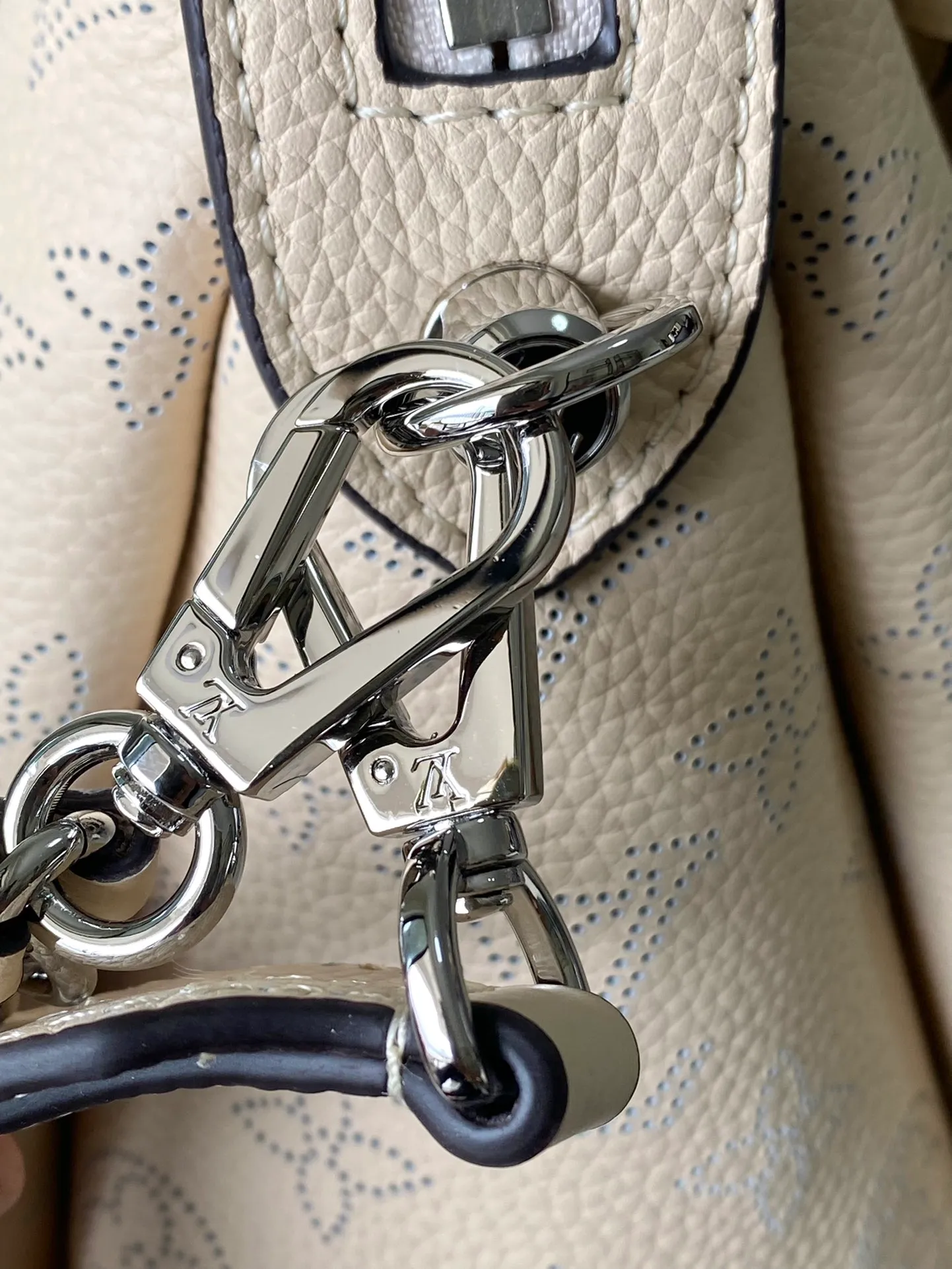 💰1220 (top layer leather) top original order M24114 off-white. This Mahina Hand It All small handbag is made of fine perforated cow leather, with elegant drape texture to highlight the chic body wheel fan. The leather shoulder strap and chain leather braided handle are both removable. Provide a trendy choice for daily travel. Dimensions: 29 × 18 × 13 cm
