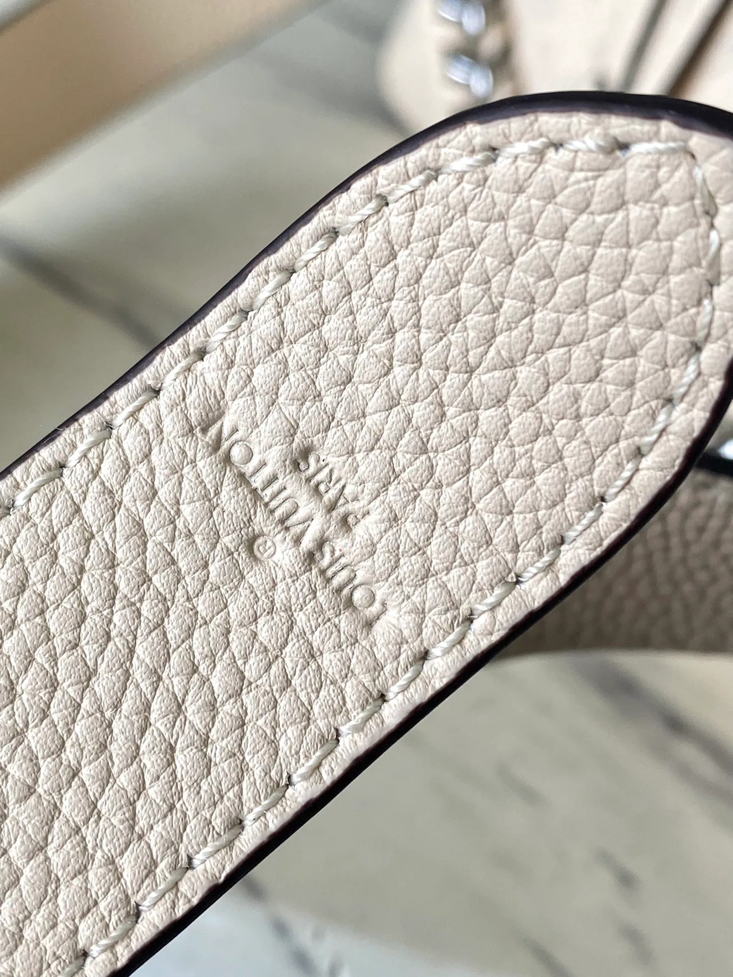 💰1220 (top layer leather) top original order M24114 off-white. This Mahina Hand It All small handbag is made of fine perforated cow leather, with elegant drape texture to highlight the chic body wheel fan. The leather shoulder strap and chain leather braided handle are both removable. Provide a trendy choice for daily travel. Dimensions: 29 × 18 × 13 cm