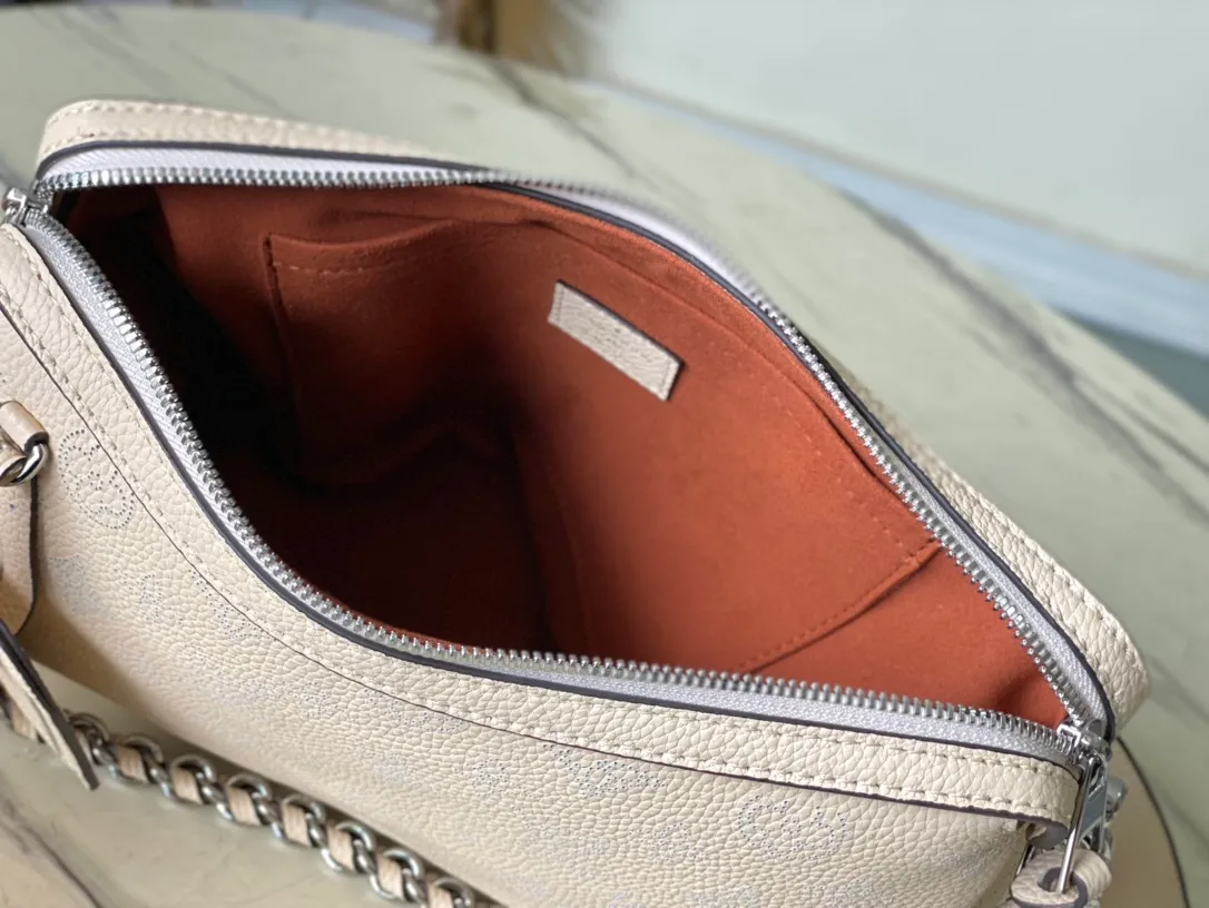 💰1220 (top layer leather) top original order M24114 off-white. This Mahina Hand It All small handbag is made of fine perforated cow leather, with elegant drape texture to highlight the chic body wheel fan. The leather shoulder strap and chain leather braided handle are both removable. Provide a trendy choice for daily travel. Dimensions: 29 × 18 × 13 cm