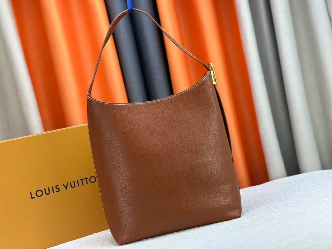 P260 three-dimensional paper stuffing, upgraded original, exclusive real shot [Low Key Hobo medium handbag] M24856 black M24974 brown M25022 white. It is made of soft cow leather to outline simple and elegant lines, and paired with suede lining to release a trendy atmosphere, showing the brand's exquisite craftsmanship. The adjustable shoulder strap is embellished with a classic engraved padlock, and there is plenty of space to easily store your laptop and other daily needs.  Dimensions: 31.0 x 35.0 x 18.0 cm