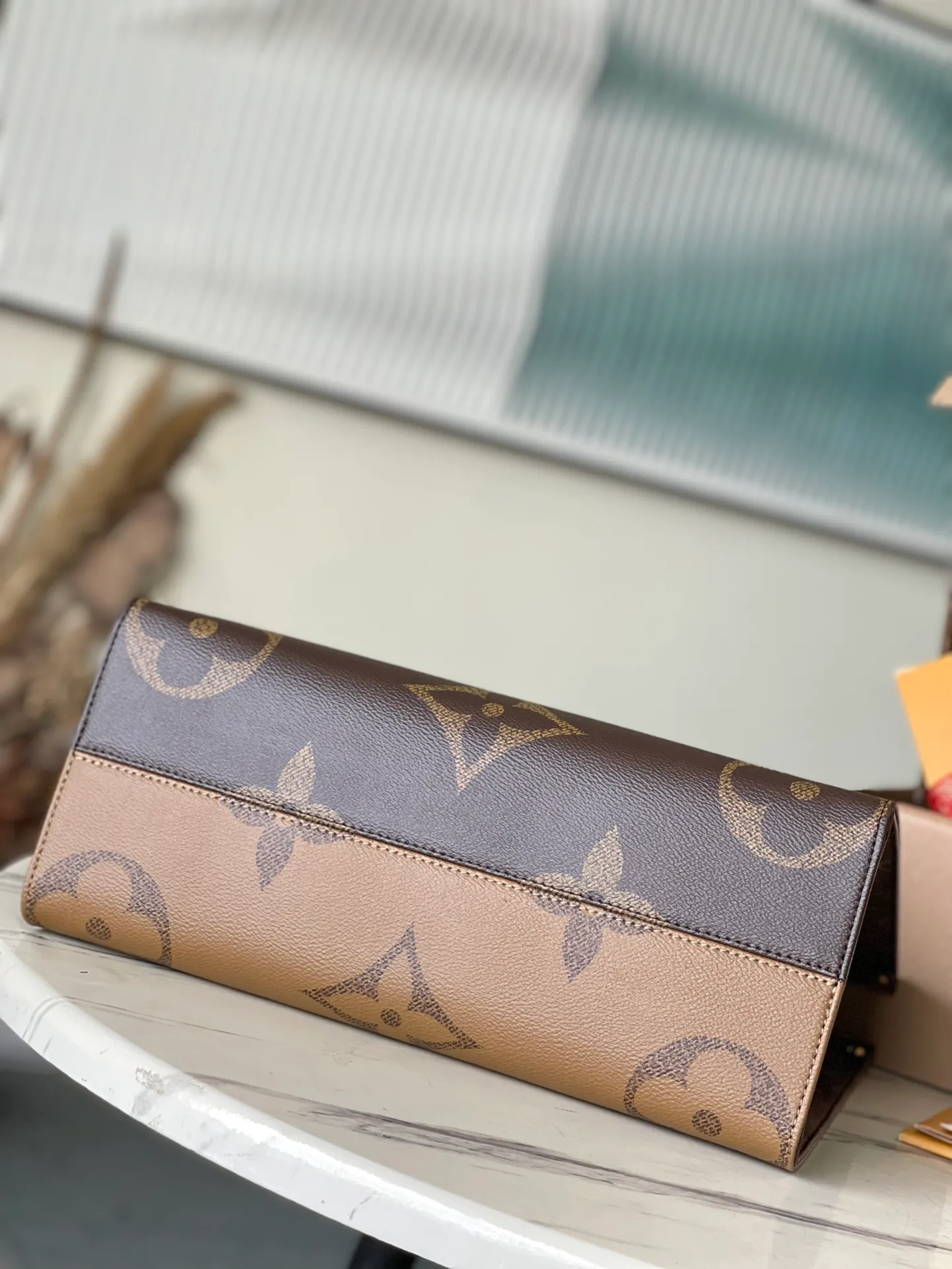 💰760 Top original order (flower shoulder strap) M45039 presbyopia. Supports counter inspection. The photo taken of duty-free goods is consistent with the product and has not been unpacked. This product is an exclusive duty-free product in the market and is the highest-end product. Inspection is supported. This product has passed strict inspection and is flawless. Please wear gloves when touching the product. This product is not returnable or exchangeable. Please confirm the product first and then remove the label on the handle. This product is temporarily not open to the public, only regular customers, and is in short supply. Dimensions: 35 x 27 x 14 cm