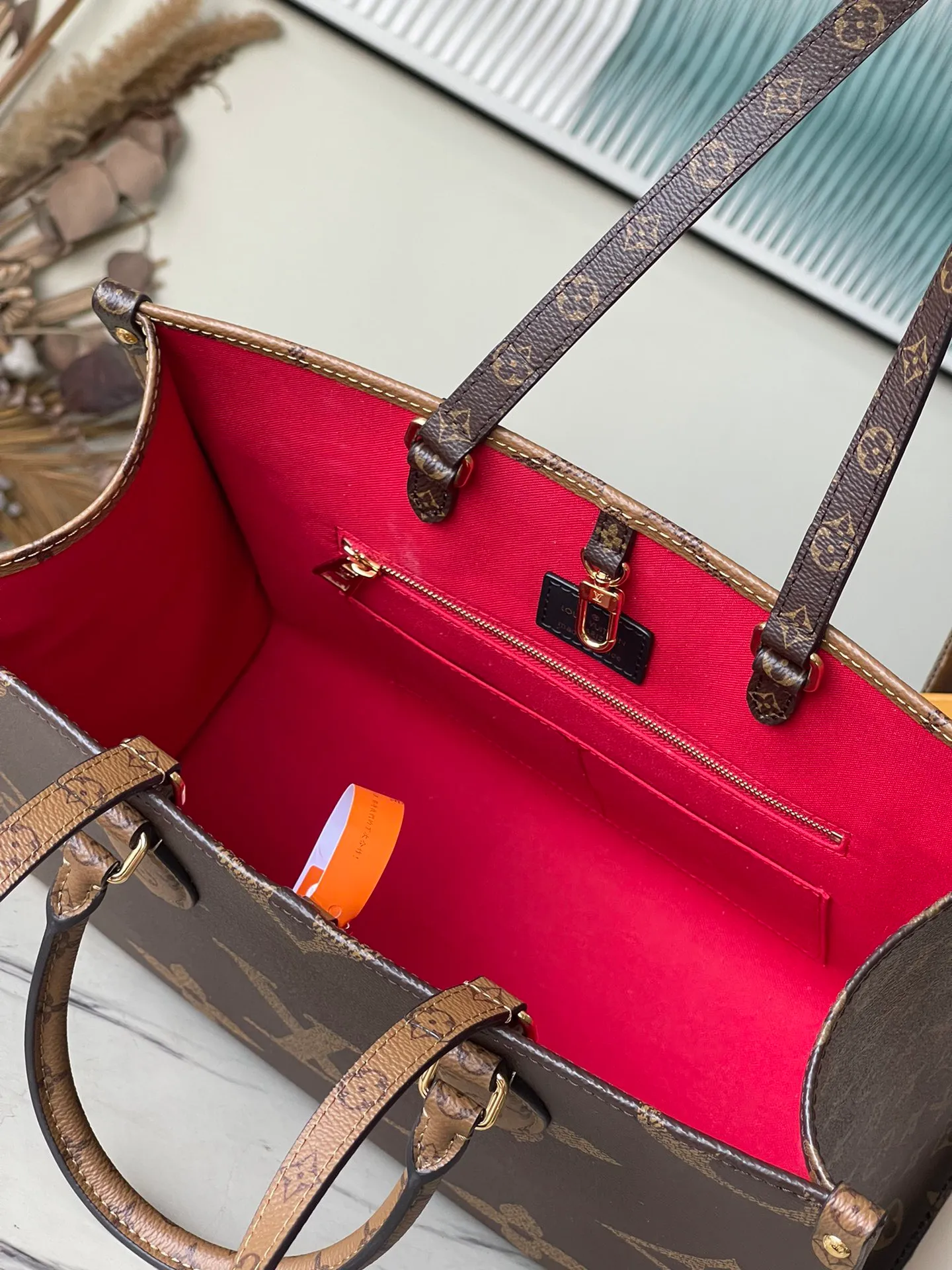 💰760 Top original order (flower shoulder strap) M45039 presbyopia. Supports counter inspection. The photo taken of duty-free goods is consistent with the product and has not been unpacked. This product is an exclusive duty-free product in the market and is the highest-end product. Inspection is supported. This product has passed strict inspection and is flawless. Please wear gloves when touching the product. This product is not returnable or exchangeable. Please confirm the product first and then remove the label on the handle. This product is temporarily not open to the public, only regular customers, and is in short supply. Dimensions: 35 x 27 x 14 cm