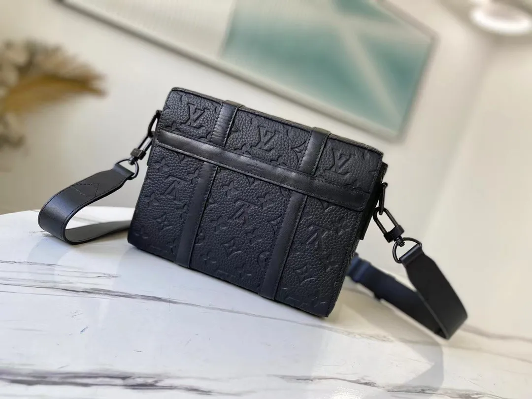 💰940 (first-grain leather) Top original order N57726 This compact rectangular trunk messenger bag is made of Monogram embossed Taurillon leather and continues the brand’s classic hard box elements such as matte black rivets and reinforced black leather corners. Removable and adjustable strap for comfortable carrying. Dimensions: 24 x 18 x 5.5 cm