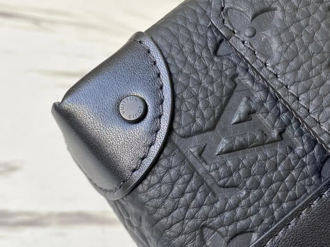 💰940 (first-grain leather) Top original order N57726 This compact rectangular trunk messenger bag is made of Monogram embossed Taurillon leather and continues the brand’s classic hard box elements such as matte black rivets and reinforced black leather corners. Removable and adjustable strap for comfortable carrying. Dimensions: 24 x 18 x 5.5 cm