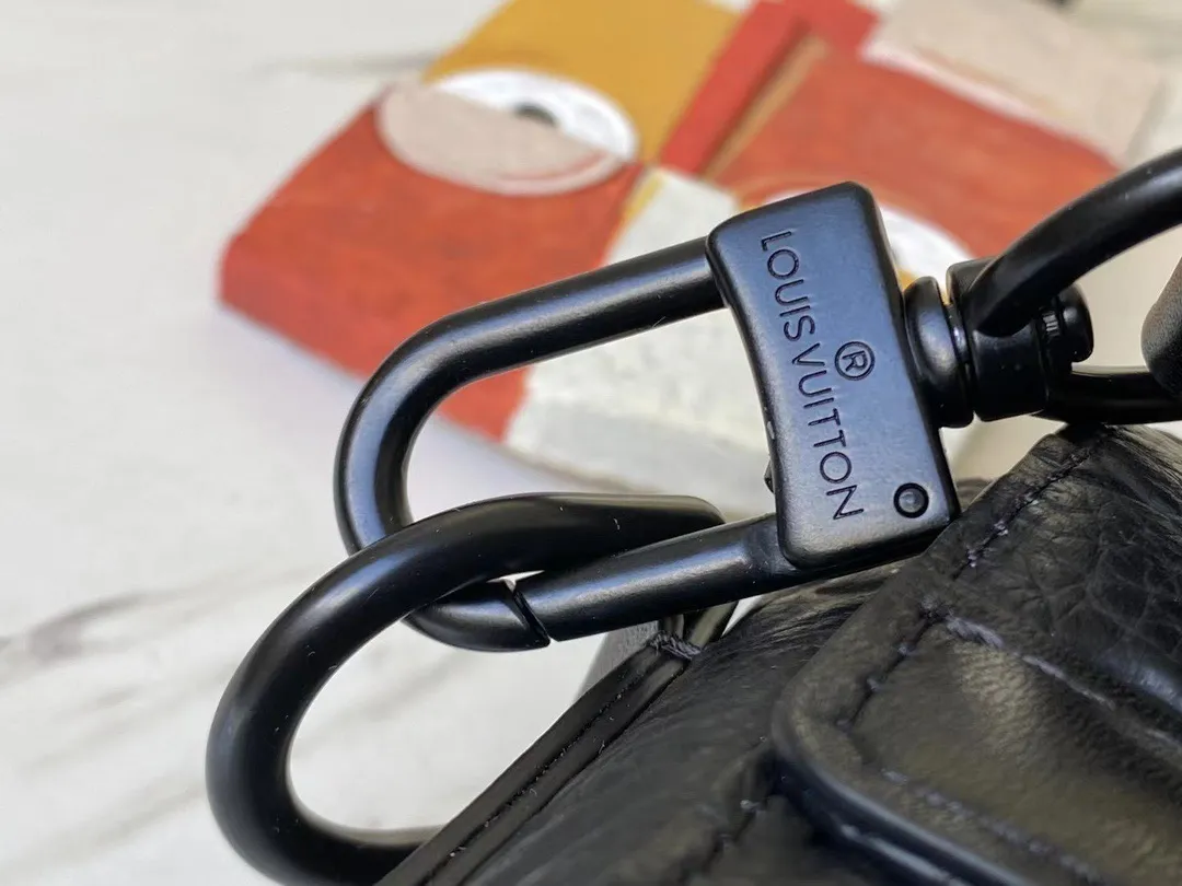 💰940 (first-grain leather) Top original order N57726 This compact rectangular trunk messenger bag is made of Monogram embossed Taurillon leather and continues the brand’s classic hard box elements such as matte black rivets and reinforced black leather corners. Removable and adjustable strap for comfortable carrying. Dimensions: 24 x 18 x 5.5 cm