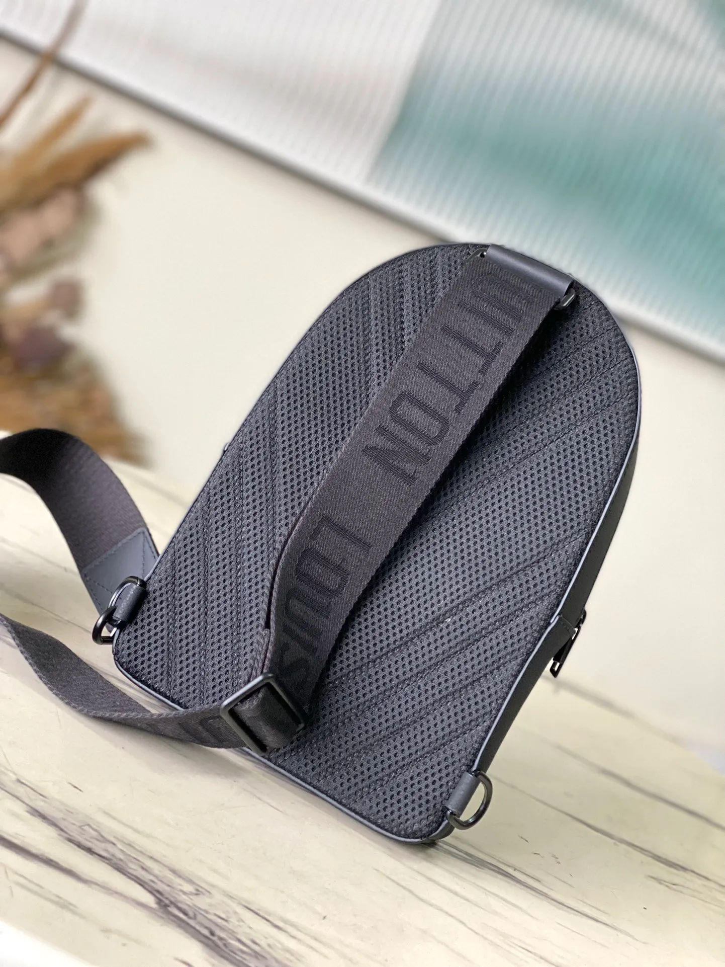 💰1020 (top layer leather) top original order M23736 black gram buckle full leather chest bag series Zly jm hx Pilot slingback handbag pilot slingback bag Inspired by the much-loved takeout backpack, the round profile and front wing show the iconic details of the LY aerodynamic diagram series' pilot sling. Magnetic locking device for secure storage and easy removal. An adjustable strap that can be attached to the left or right side of the bag. Dimensions: 20 x 30 × 4 cm