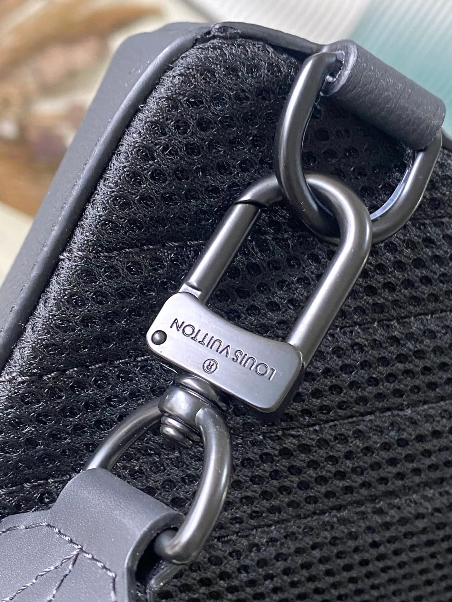 💰1020 (top layer leather) top original order M23736 black gram buckle full leather chest bag series Zly jm hx Pilot slingback handbag pilot slingback bag Inspired by the much-loved takeout backpack, the round profile and front wing show the iconic details of the LY aerodynamic diagram series' pilot sling. Magnetic locking device for secure storage and easy removal. An adjustable strap that can be attached to the left or right side of the bag. Dimensions: 20 x 30 × 4 cm