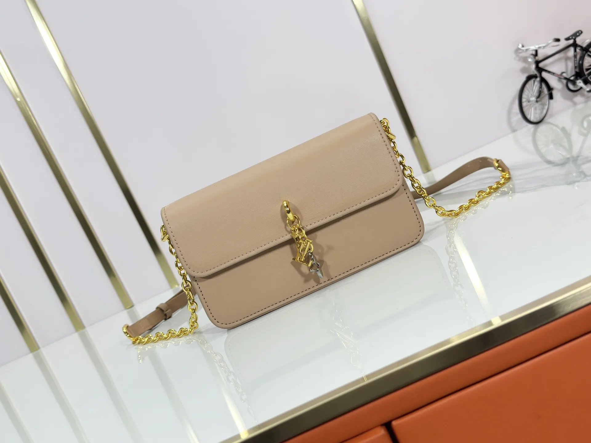 P240 M14564 M14547 M14581 M14549 M14548 Official website latest🆕Spring and summer commuter chain card holder, hijab with original LV letter hardware, original frosted leather, fine and soft leather, exquisite and compact version, equipped with three card slots, which can insert cards💳 and can hold mobile phones📱! Equipped with a ⛓chain shoulder strap, it can be worn 🉑on one shoulder🉑cross the body. When the chains ⛓ are overlapped, it can be carried under the armpits or directly used as a clutch bag! One bag, multiple ways to carry it, looks great and is very practical! Size: 20×11.5×4CM