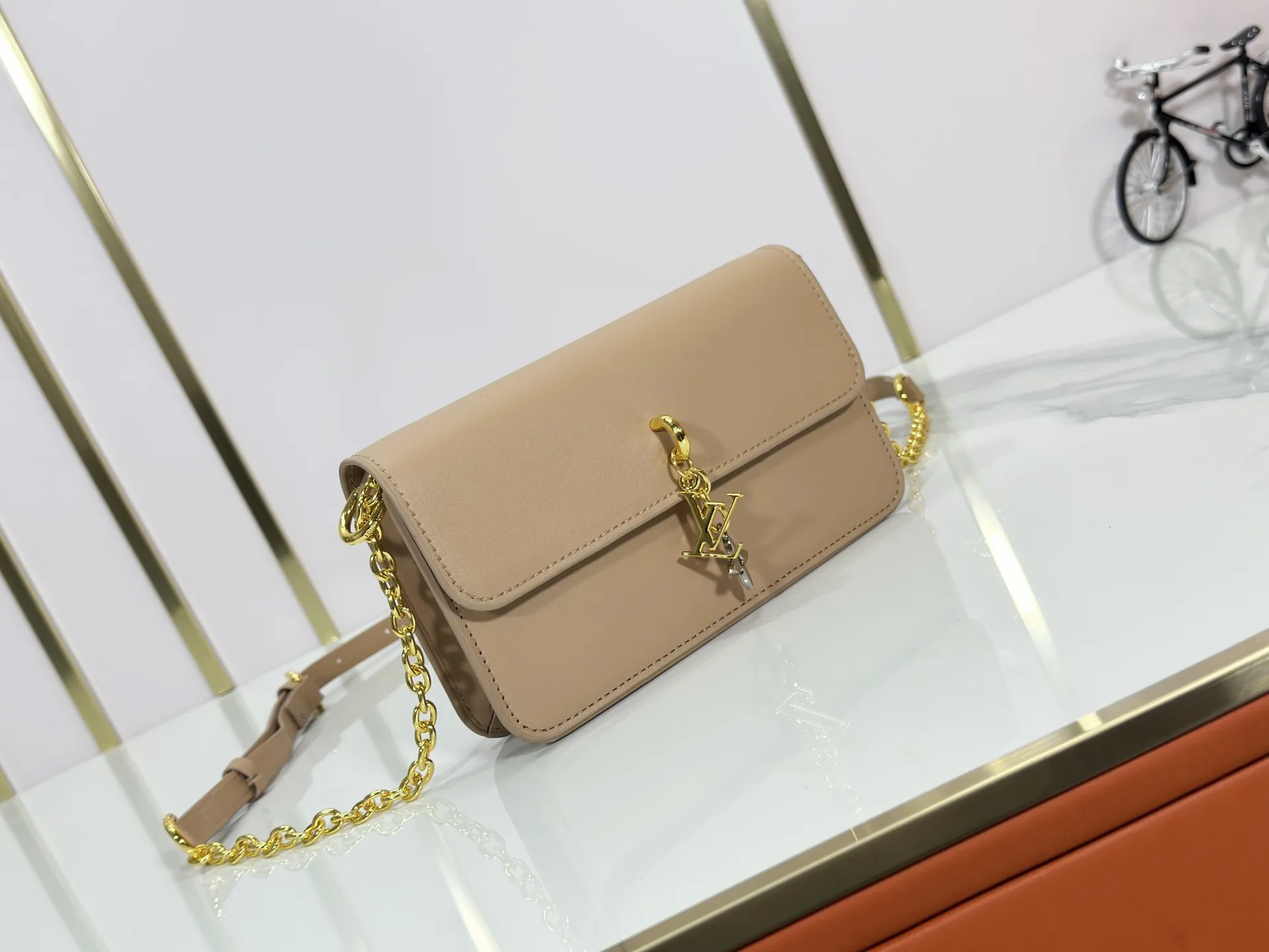 P240 M14564 M14547 M14581 M14549 M14548 Official website latest🆕Spring and summer commuter chain card holder, hijab with original LV letter hardware, original frosted leather, fine and soft leather, exquisite and compact version, equipped with three card slots, which can insert cards💳 and can hold mobile phones📱! Equipped with a ⛓chain shoulder strap, it can be worn 🉑on one shoulder🉑cross the body. When the chains ⛓ are overlapped, it can be carried under the armpits or directly used as a clutch bag! One bag, multiple ways to carry it, looks great and is very practical! Size: 20×11.5×4CM