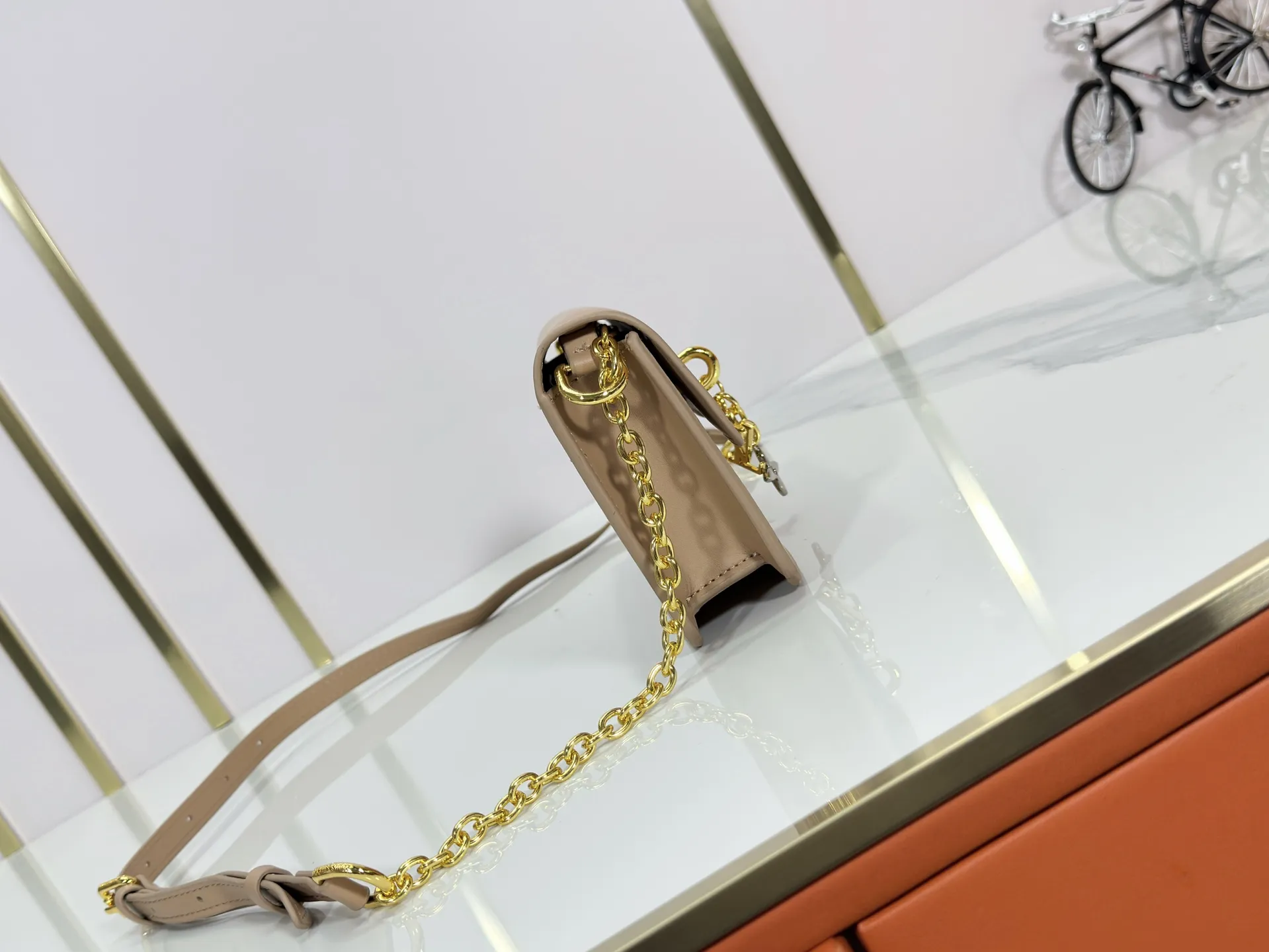 P240 M14564 M14547 M14581 M14549 M14548 Official website latest🆕Spring and summer commuter chain card holder, hijab with original LV letter hardware, original frosted leather, fine and soft leather, exquisite and compact version, equipped with three card slots, which can insert cards💳 and can hold mobile phones📱! Equipped with a ⛓chain shoulder strap, it can be worn 🉑on one shoulder🉑cross the body. When the chains ⛓ are overlapped, it can be carried under the armpits or directly used as a clutch bag! One bag, multiple ways to carry it, looks great and is very practical! Size: 20×11.5×4CM
