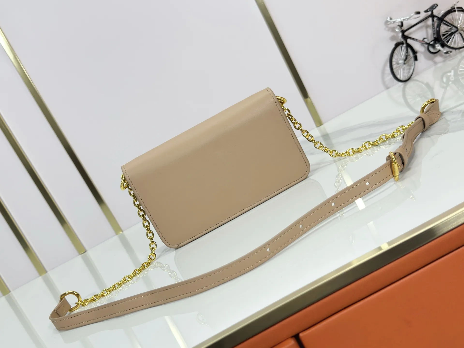 P240 M14564 M14547 M14581 M14549 M14548 Official website latest🆕Spring and summer commuter chain card holder, hijab with original LV letter hardware, original frosted leather, fine and soft leather, exquisite and compact version, equipped with three card slots, which can insert cards💳 and can hold mobile phones📱! Equipped with a ⛓chain shoulder strap, it can be worn 🉑on one shoulder🉑cross the body. When the chains ⛓ are overlapped, it can be carried under the armpits or directly used as a clutch bag! One bag, multiple ways to carry it, looks great and is very practical! Size: 20×11.5×4CM