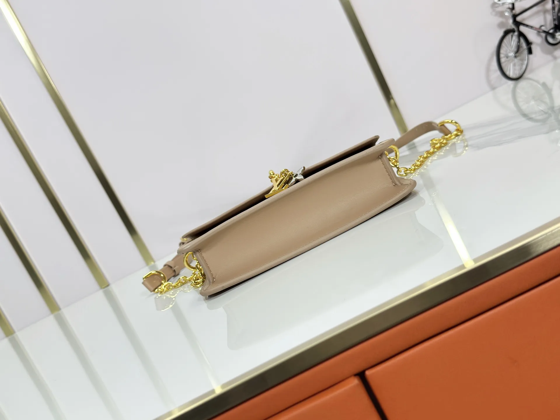 P240 M14564 M14547 M14581 M14549 M14548 Official website latest🆕Spring and summer commuter chain card holder, hijab with original LV letter hardware, original frosted leather, fine and soft leather, exquisite and compact version, equipped with three card slots, which can insert cards💳 and can hold mobile phones📱! Equipped with a ⛓chain shoulder strap, it can be worn 🉑on one shoulder🉑cross the body. When the chains ⛓ are overlapped, it can be carried under the armpits or directly used as a clutch bag! One bag, multiple ways to carry it, looks great and is very practical! Size: 20×11.5×4CM