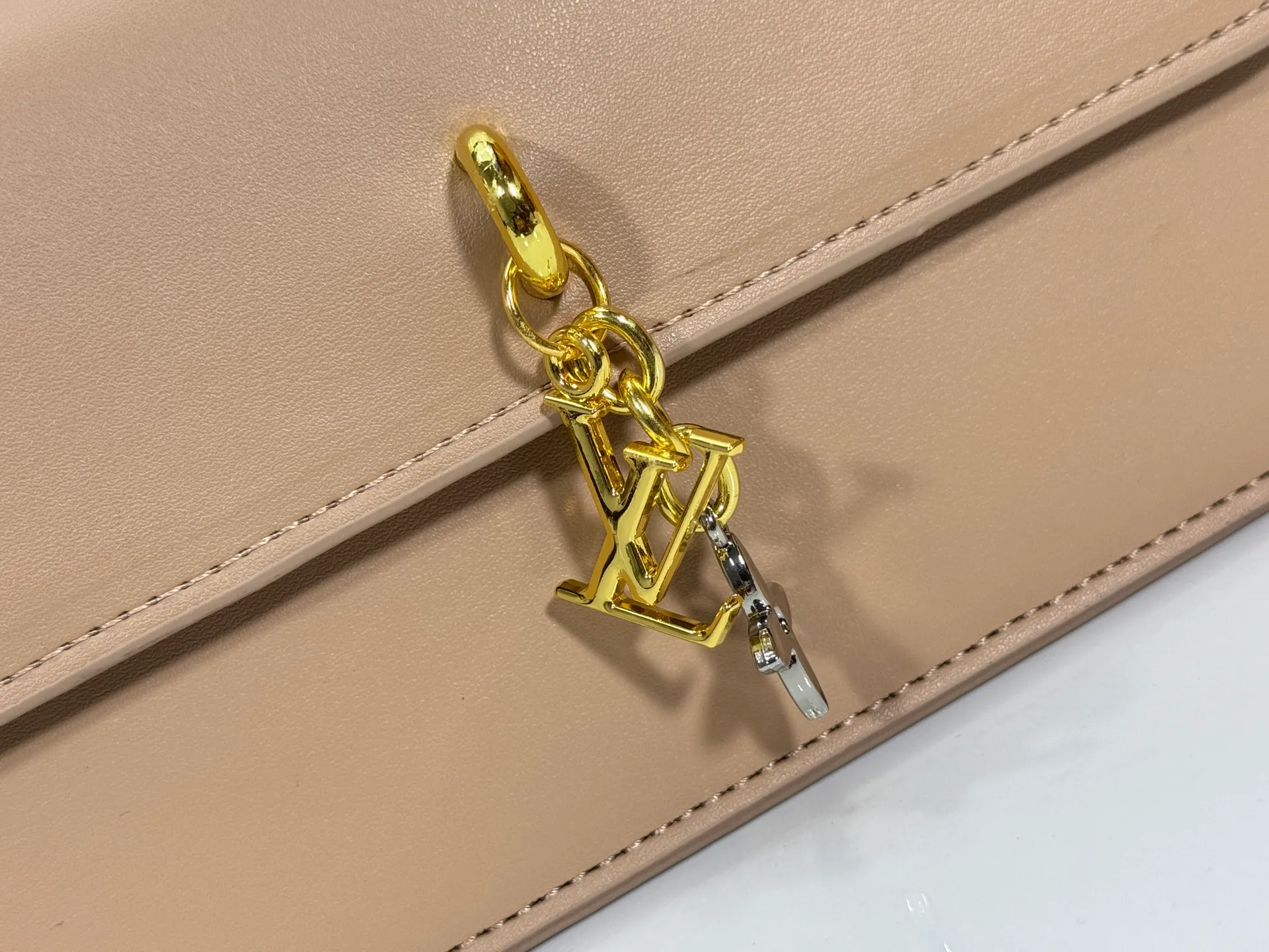 P240 M14564 M14547 M14581 M14549 M14548 Official website latest🆕Spring and summer commuter chain card holder, hijab with original LV letter hardware, original frosted leather, fine and soft leather, exquisite and compact version, equipped with three card slots, which can insert cards💳 and can hold mobile phones📱! Equipped with a ⛓chain shoulder strap, it can be worn 🉑on one shoulder🉑cross the body. When the chains ⛓ are overlapped, it can be carried under the armpits or directly used as a clutch bag! One bag, multiple ways to carry it, looks great and is very practical! Size: 20×11.5×4CM