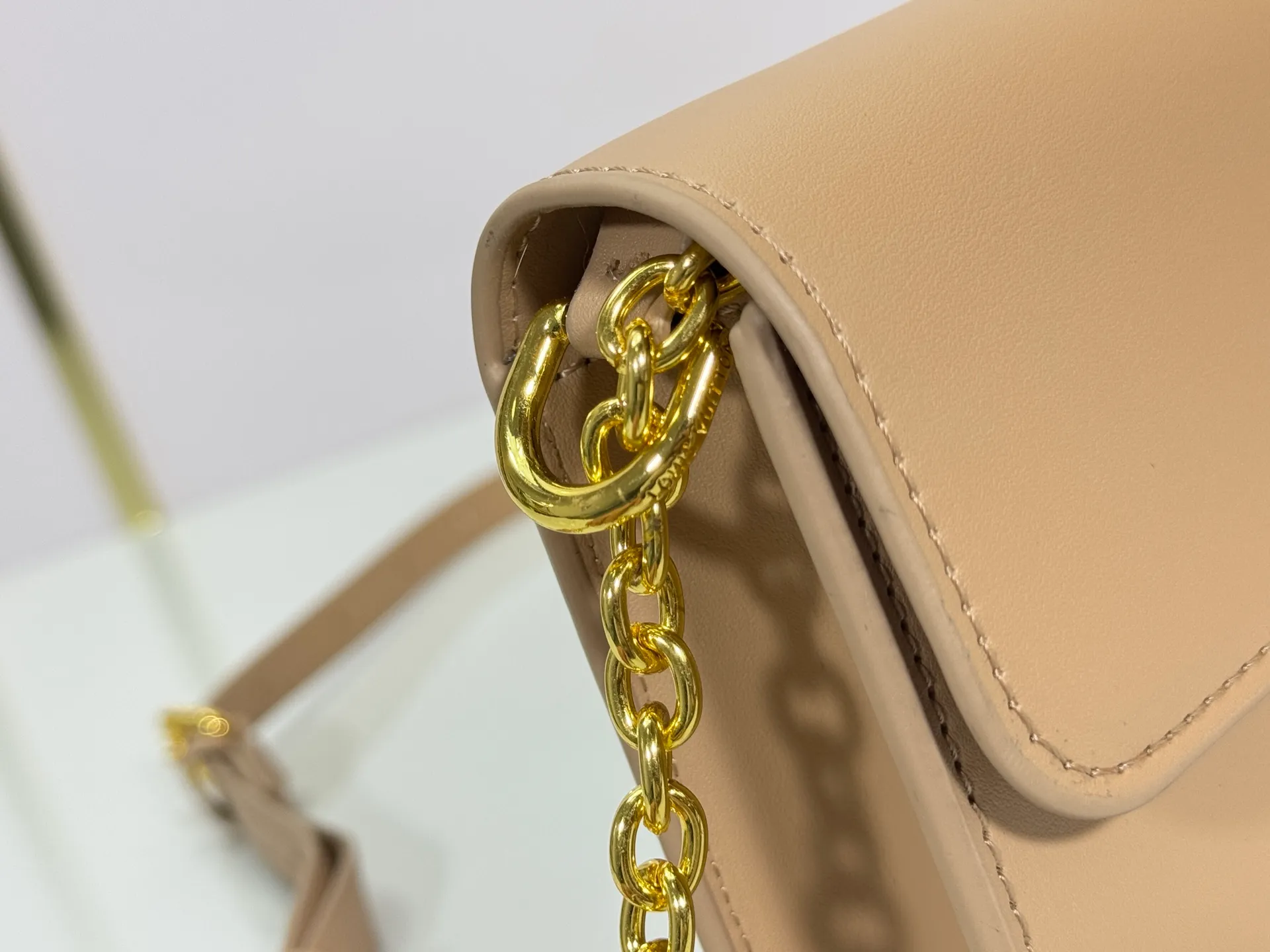 P240 M14564 M14547 M14581 M14549 M14548 Official website latest🆕Spring and summer commuter chain card holder, hijab with original LV letter hardware, original frosted leather, fine and soft leather, exquisite and compact version, equipped with three card slots, which can insert cards💳 and can hold mobile phones📱! Equipped with a ⛓chain shoulder strap, it can be worn 🉑on one shoulder🉑cross the body. When the chains ⛓ are overlapped, it can be carried under the armpits or directly used as a clutch bag! One bag, multiple ways to carry it, looks great and is very practical! Size: 20×11.5×4CM