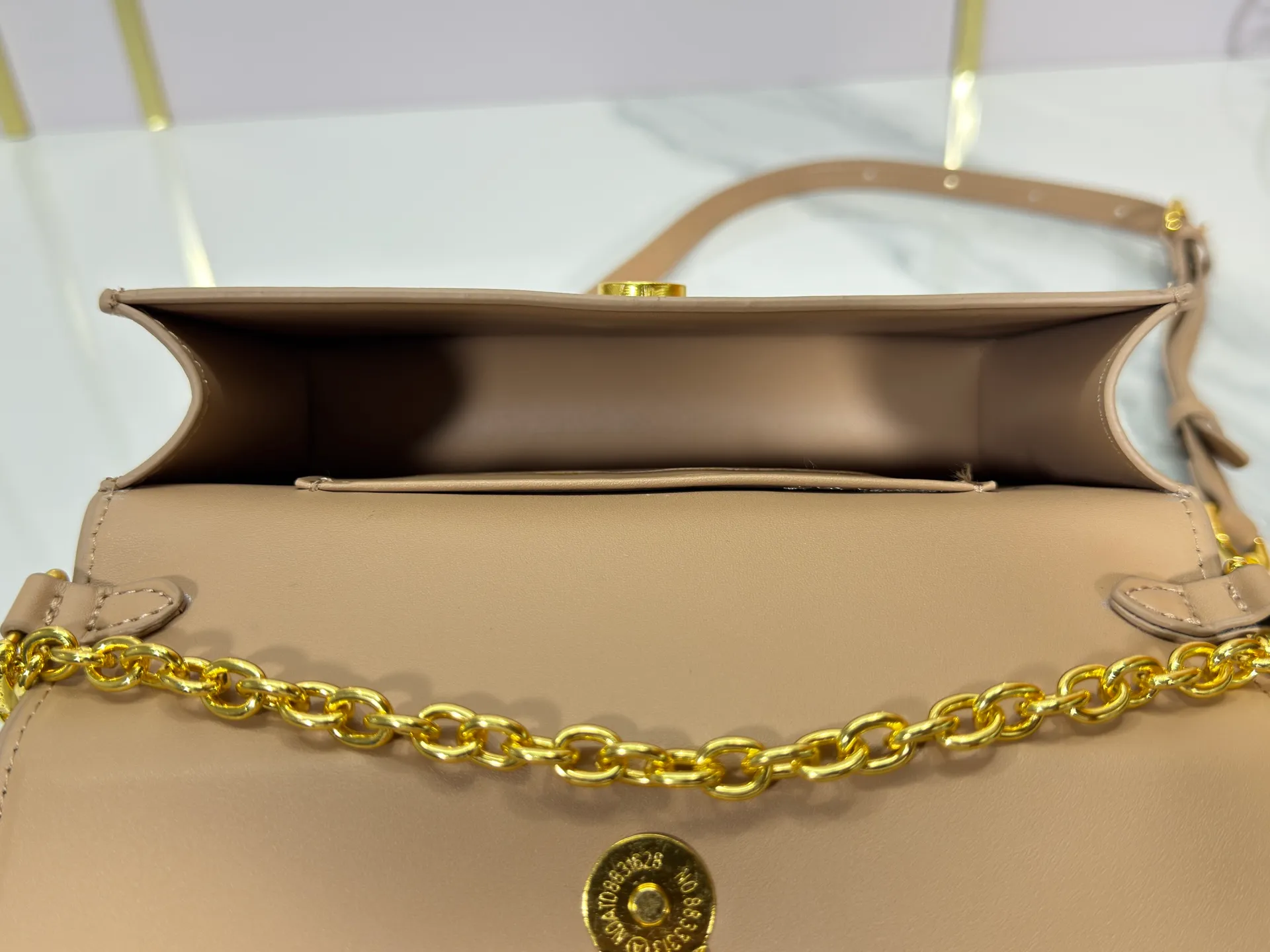 P240 M14564 M14547 M14581 M14549 M14548 Official website latest🆕Spring and summer commuter chain card holder, hijab with original LV letter hardware, original frosted leather, fine and soft leather, exquisite and compact version, equipped with three card slots, which can insert cards💳 and can hold mobile phones📱! Equipped with a ⛓chain shoulder strap, it can be worn 🉑on one shoulder🉑cross the body. When the chains ⛓ are overlapped, it can be carried under the armpits or directly used as a clutch bag! One bag, multiple ways to carry it, looks great and is very practical! Size: 20×11.5×4CM