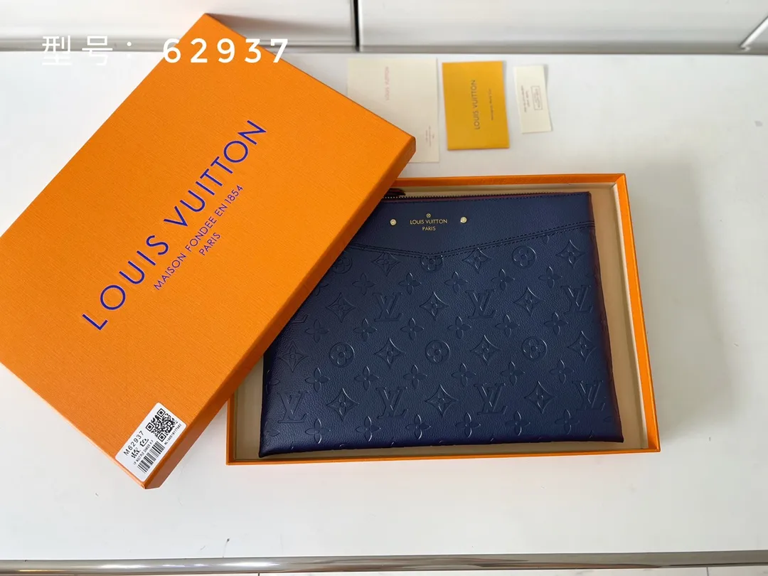 💰150 with box, top original version💎 Exclusive real shot LV is famous for the exquisite skills of its craftsmen. Rare designs and special leather combine technological innovation and classic style to highlight the existence of the Louis Vuitton world. The interior of the wallet is uniquely designed with various pockets and credit card slots. Model: M62937 Size: 29.5×21.