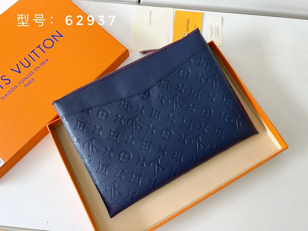 💰150 with box, top original version💎 Exclusive real shot LV is famous for the exquisite skills of its craftsmen. Rare designs and special leather combine technological innovation and classic style to highlight the existence of the Louis Vuitton world. The interior of the wallet is uniquely designed with various pockets and credit card slots. Model: M62937 Size: 29.5×21.