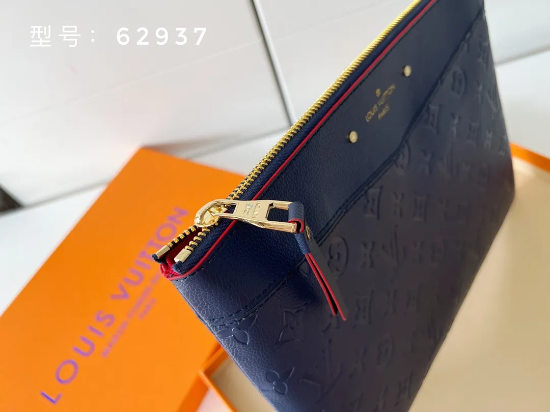 💰150 with box, top original version💎 Exclusive real shot LV is famous for the exquisite skills of its craftsmen. Rare designs and special leather combine technological innovation and classic style to highlight the existence of the Louis Vuitton world. The interior of the wallet is uniquely designed with various pockets and credit card slots. Model: M62937 Size: 29.5×21.