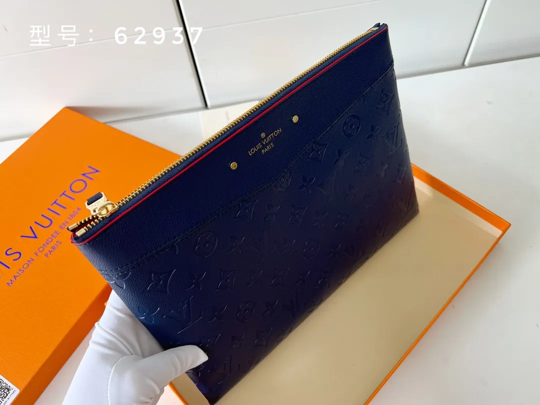 💰150 with box, top original version💎 Exclusive real shot LV is famous for the exquisite skills of its craftsmen. Rare designs and special leather combine technological innovation and classic style to highlight the existence of the Louis Vuitton world. The interior of the wallet is uniquely designed with various pockets and credit card slots. Model: M62937 Size: 29.5×21.