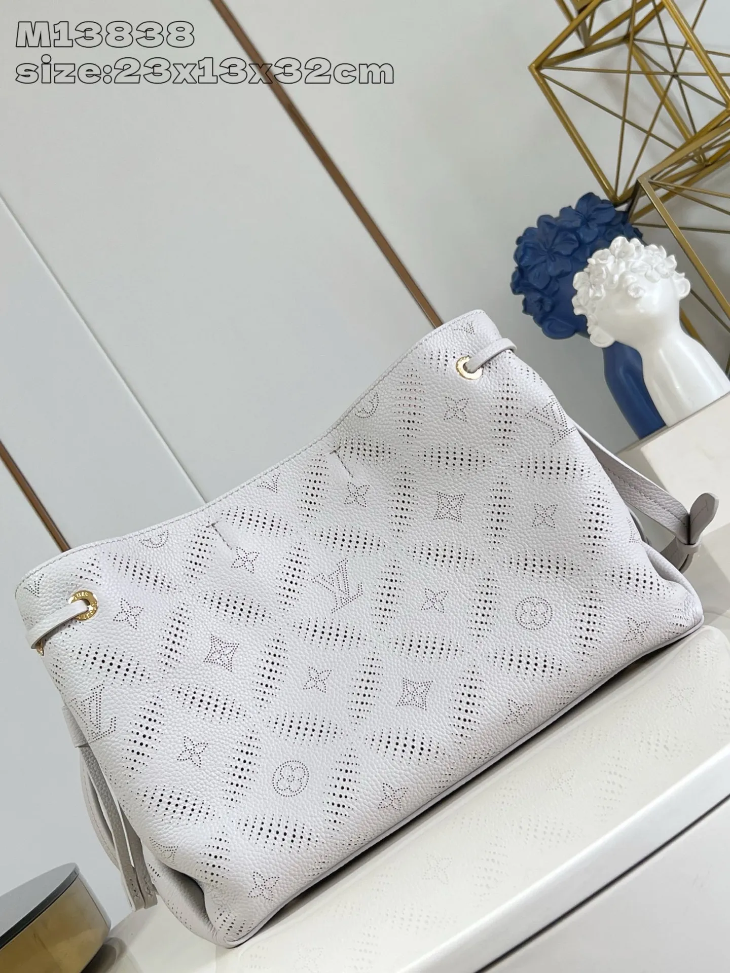 💰1340 (top-grain leather) Top-quality original item [Exclusive real shot M13838 gray] This Bella Tote handbag cleverly integrates the new season Mahina Bloom elements into fine cow leather. The contrasting lining can be seen through the perforated Monogram flowers, and is paired with a chic detachable chain. The classic structure has various carrying methods and can easily store tablets and headphones. 23 x 13 x 32 cm (height x width x length)