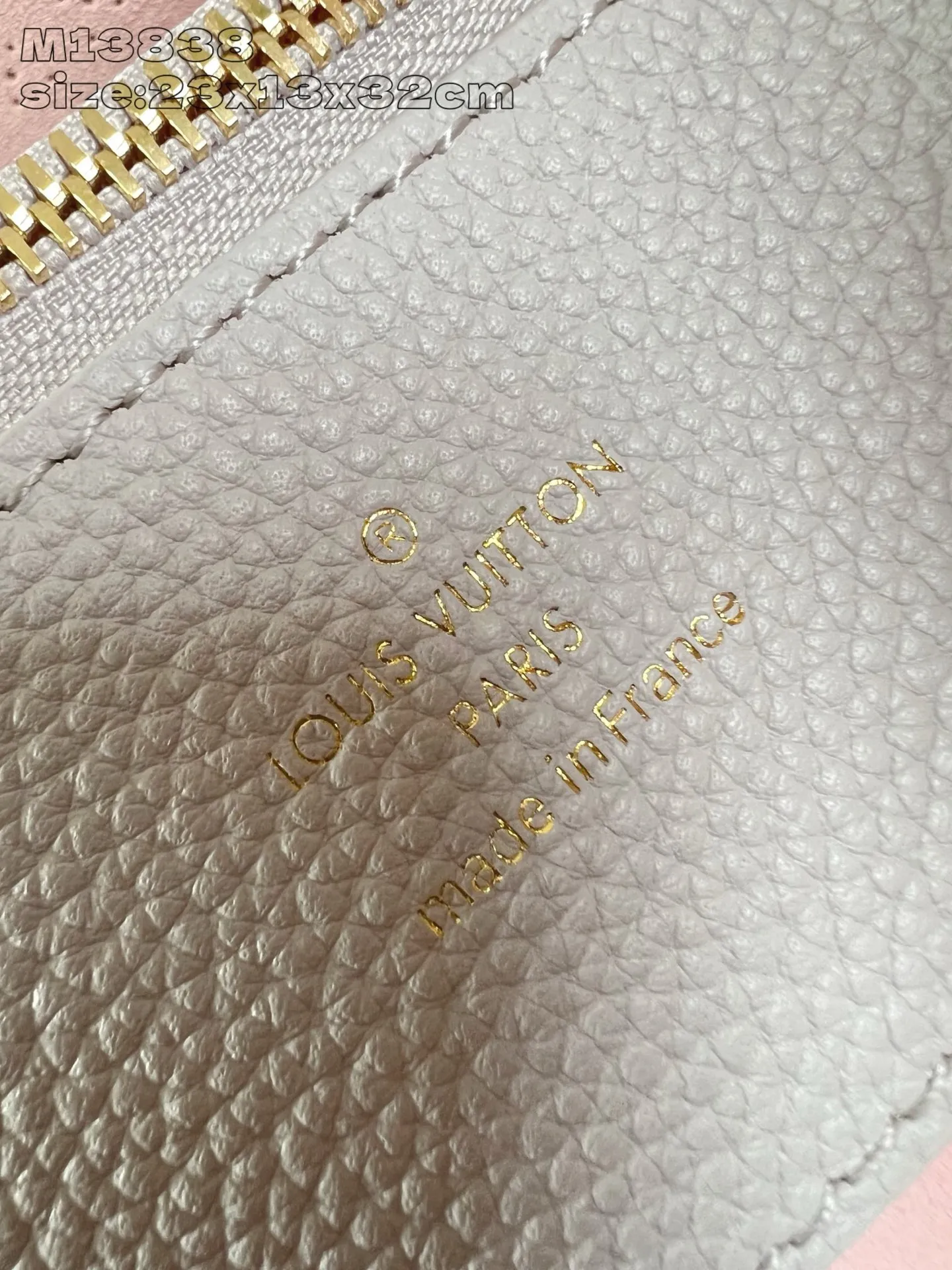 💰1340 (top-grain leather) Top-quality original item [Exclusive real shot M13838 gray] This Bella Tote handbag cleverly integrates the new season Mahina Bloom elements into fine cow leather. The contrasting lining can be seen through the perforated Monogram flowers, and is paired with a chic detachable chain. The classic structure has various carrying methods and can easily store tablets and headphones. 23 x 13 x 32 cm (height x width x length)