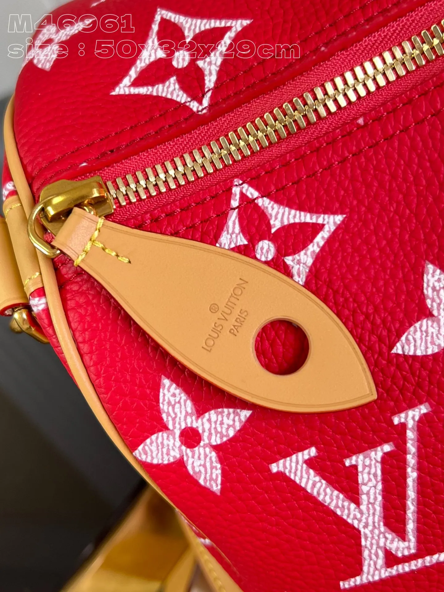 💰2740 Top original individual real shot M46961 red] Creative director Pharrell Williams reinterprets the Speedy P18 Bandoulière 50 Monogram Leather bag with eye-catching and luxurious soft primary color calfskin, and uses exquisite screen printing technology to embellish the Monogram pattern on the Speedy, reproducing the twill texture of the Monogram canvas on the canvas, creating an almost hand-painted style blur effect. 50 x 32 x 29 cm (length x height x width) [Warm reminder: This item is too large and does not fit in the packaging]