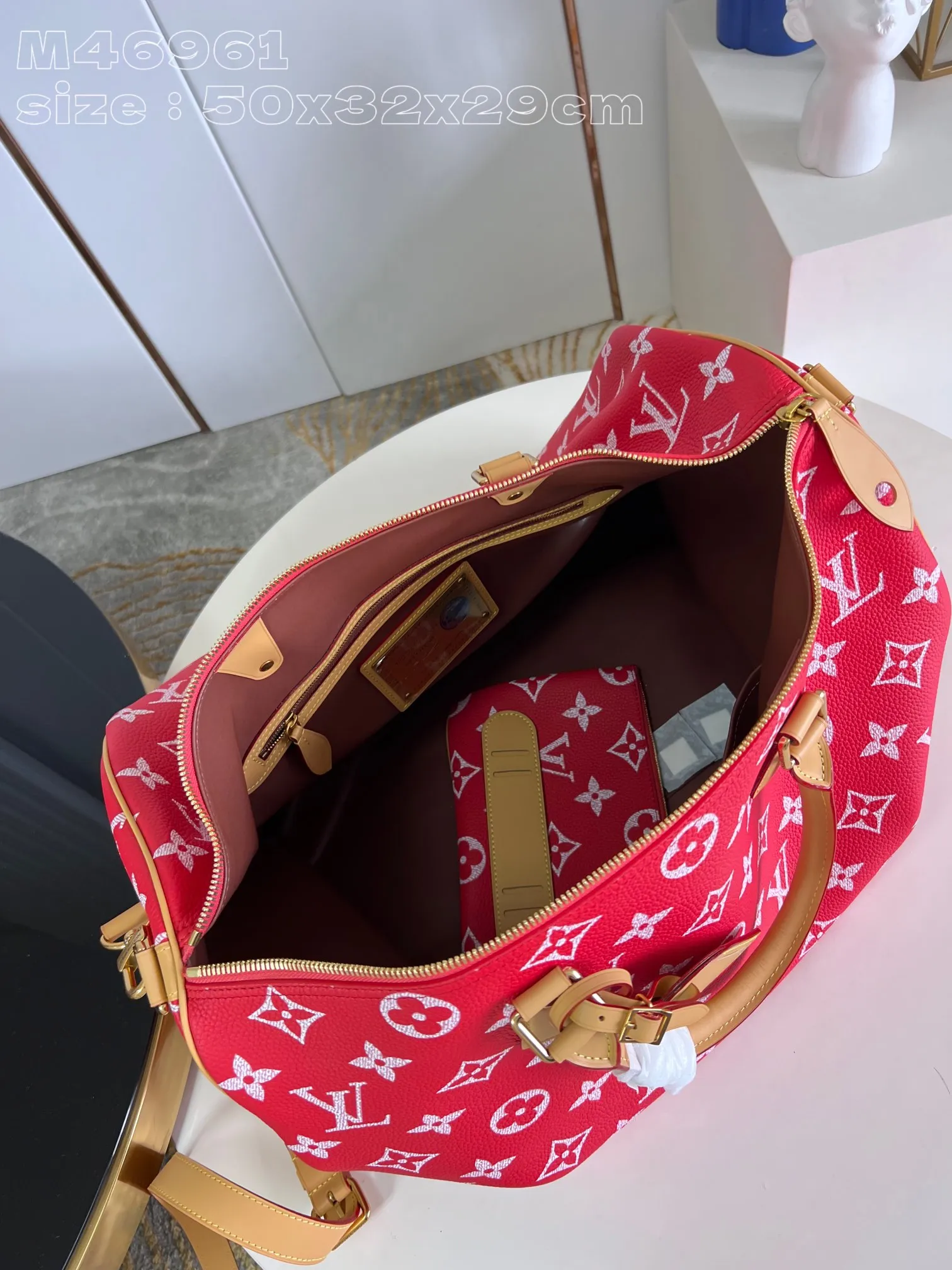 💰2740 Top original individual real shot M46961 red] Creative director Pharrell Williams reinterprets the Speedy P18 Bandoulière 50 Monogram Leather bag with eye-catching and luxurious soft primary color calfskin, and uses exquisite screen printing technology to embellish the Monogram pattern on the Speedy, reproducing the twill texture of the Monogram canvas on the canvas, creating an almost hand-painted style blur effect. 50 x 32 x 29 cm (length x height x width) [Warm reminder: This item is too large and does not fit in the packaging]
