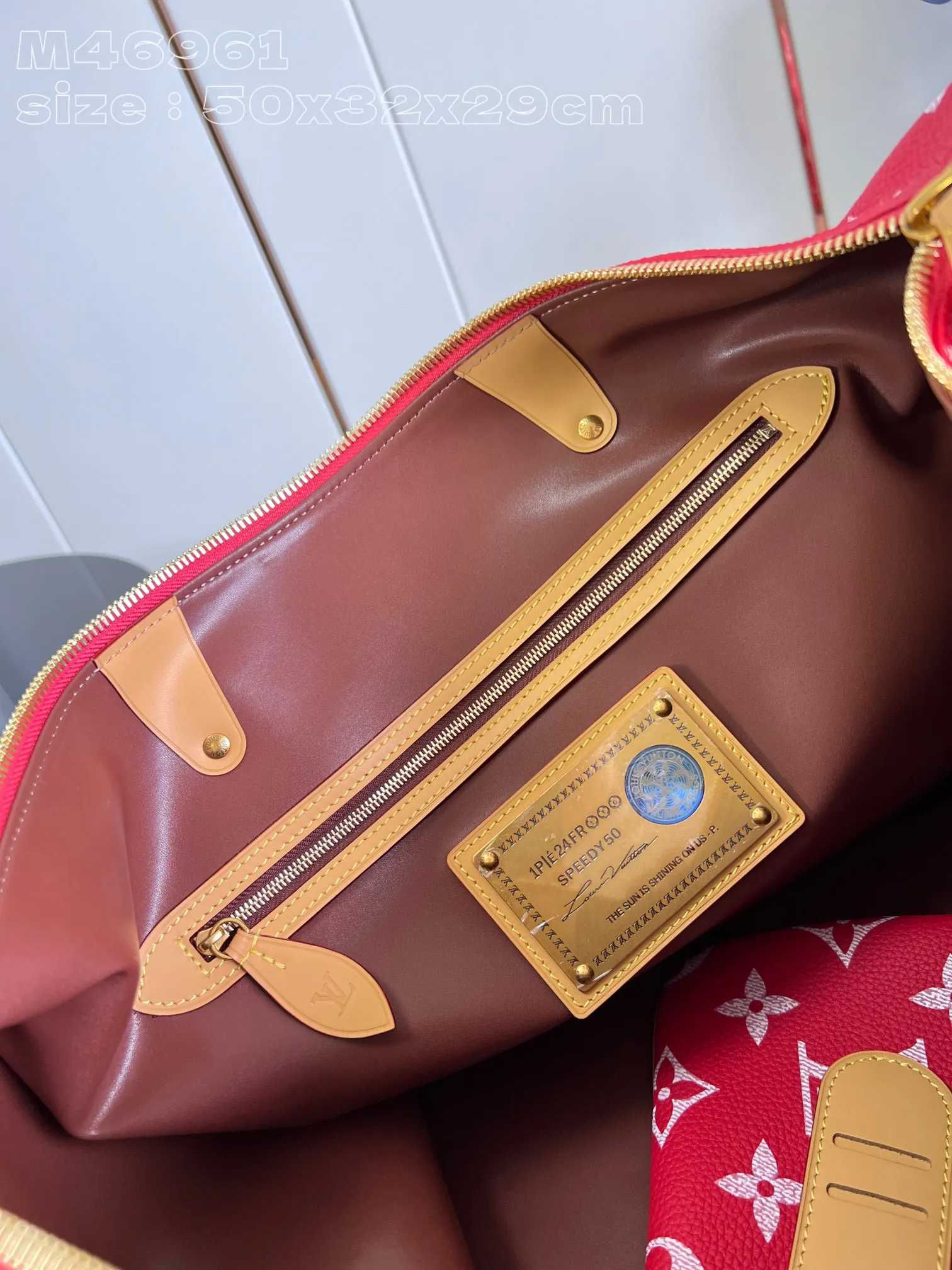 💰2740 Top original individual real shot M46961 red] Creative director Pharrell Williams reinterprets the Speedy P18 Bandoulière 50 Monogram Leather bag with eye-catching and luxurious soft primary color calfskin, and uses exquisite screen printing technology to embellish the Monogram pattern on the Speedy, reproducing the twill texture of the Monogram canvas on the canvas, creating an almost hand-painted style blur effect. 50 x 32 x 29 cm (length x height x width) [Warm reminder: This item is too large and does not fit in the packaging]
