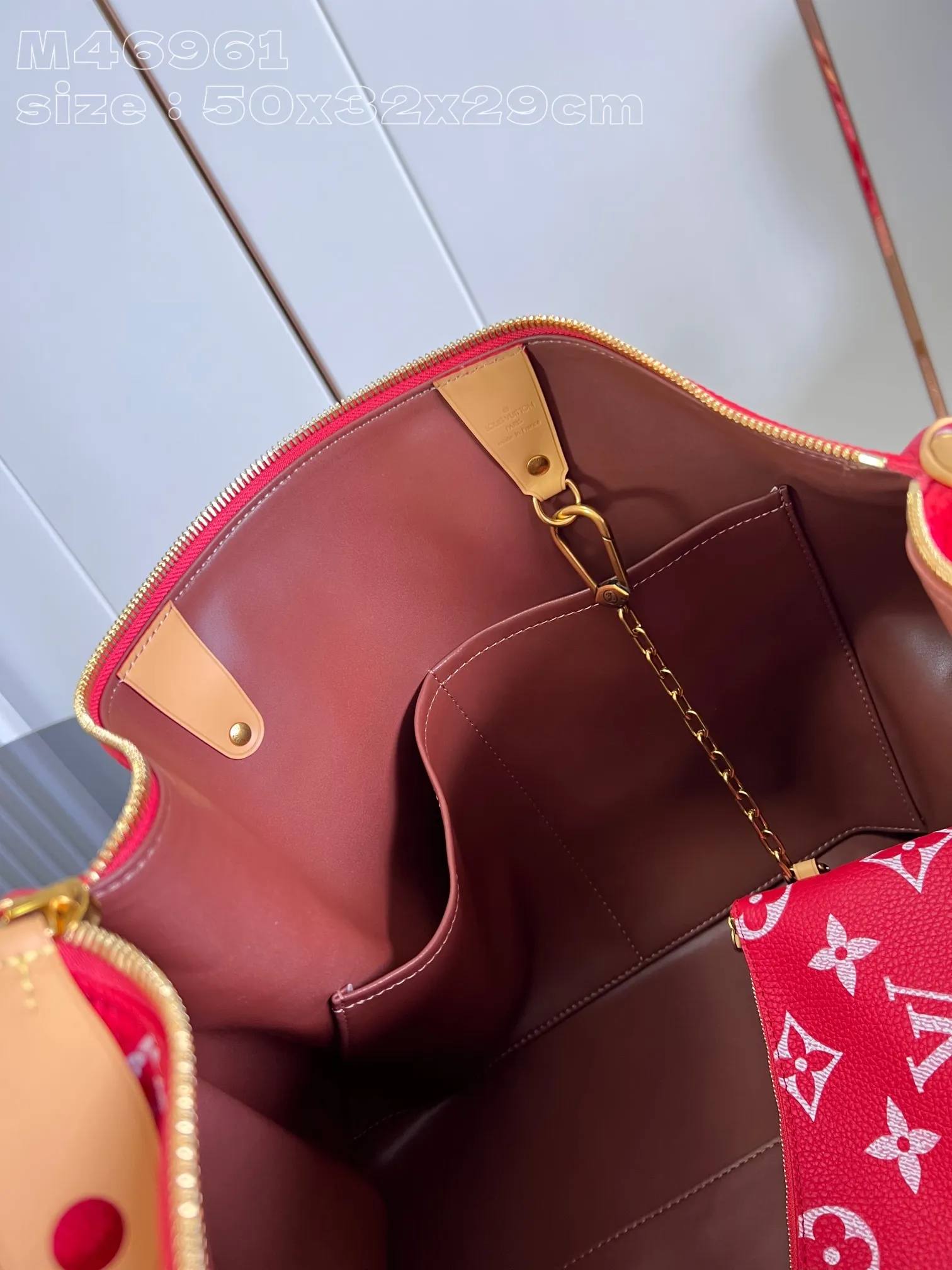 💰2740 Top original individual real shot M46961 red] Creative director Pharrell Williams reinterprets the Speedy P18 Bandoulière 50 Monogram Leather bag with eye-catching and luxurious soft primary color calfskin, and uses exquisite screen printing technology to embellish the Monogram pattern on the Speedy, reproducing the twill texture of the Monogram canvas on the canvas, creating an almost hand-painted style blur effect. 50 x 32 x 29 cm (length x height x width) [Warm reminder: This item is too large and does not fit in the packaging]