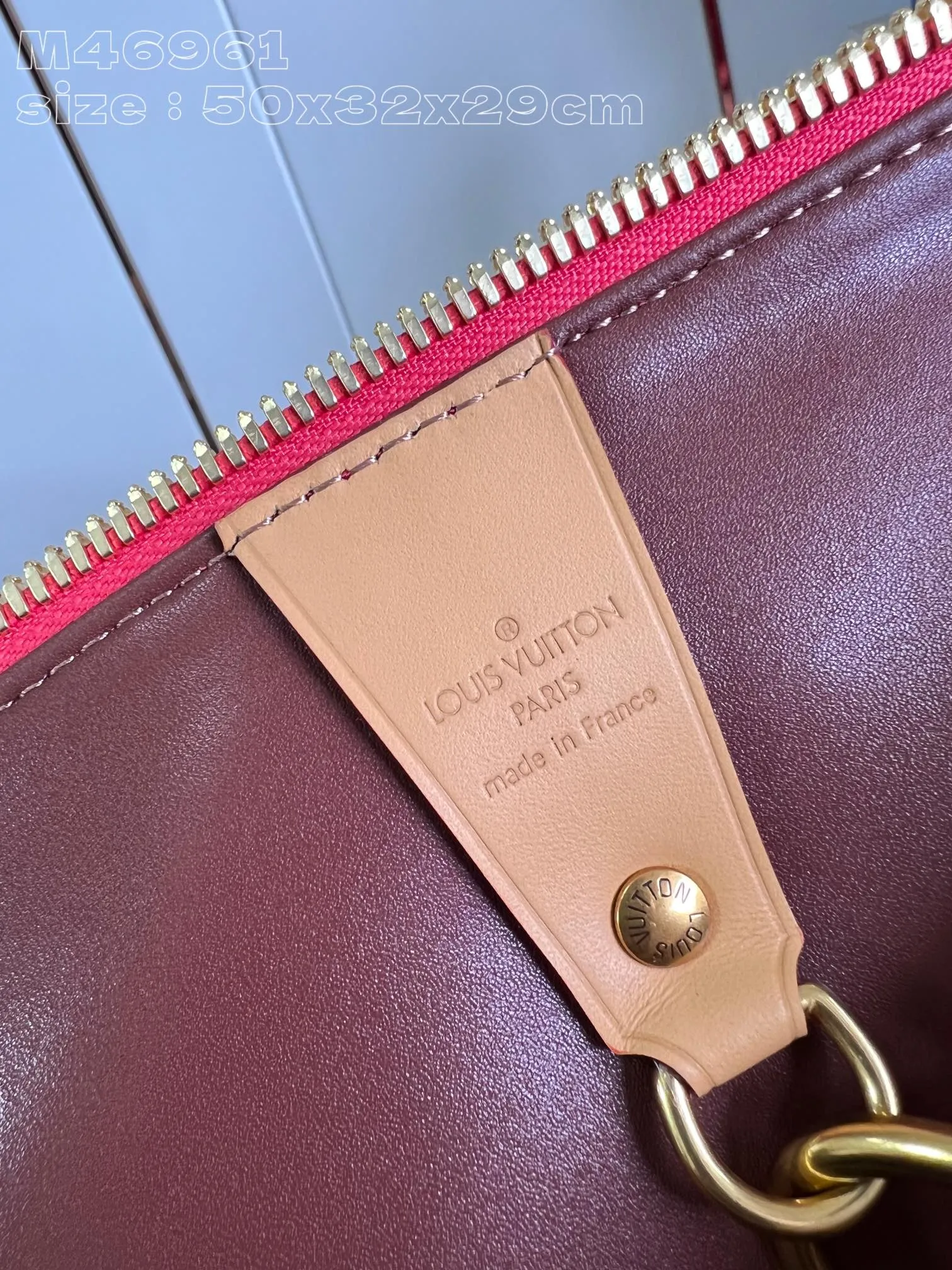 💰2740 Top original individual real shot M46961 red] Creative director Pharrell Williams reinterprets the Speedy P18 Bandoulière 50 Monogram Leather bag with eye-catching and luxurious soft primary color calfskin, and uses exquisite screen printing technology to embellish the Monogram pattern on the Speedy, reproducing the twill texture of the Monogram canvas on the canvas, creating an almost hand-painted style blur effect. 50 x 32 x 29 cm (length x height x width) [Warm reminder: This item is too large and does not fit in the packaging]