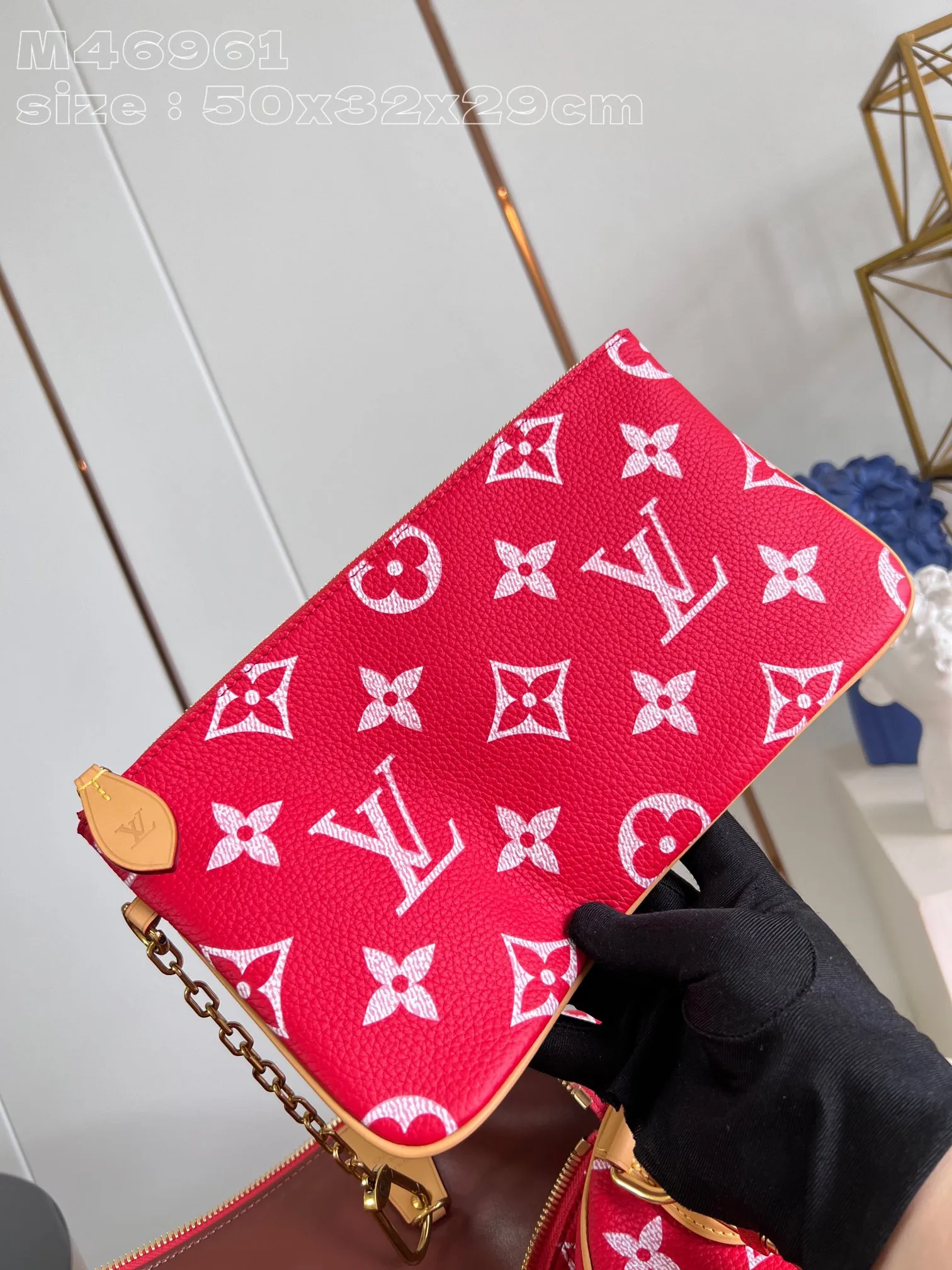 💰2740 Top original individual real shot M46961 red] Creative director Pharrell Williams reinterprets the Speedy P18 Bandoulière 50 Monogram Leather bag with eye-catching and luxurious soft primary color calfskin, and uses exquisite screen printing technology to embellish the Monogram pattern on the Speedy, reproducing the twill texture of the Monogram canvas on the canvas, creating an almost hand-painted style blur effect. 50 x 32 x 29 cm (length x height x width) [Warm reminder: This item is too large and does not fit in the packaging]
