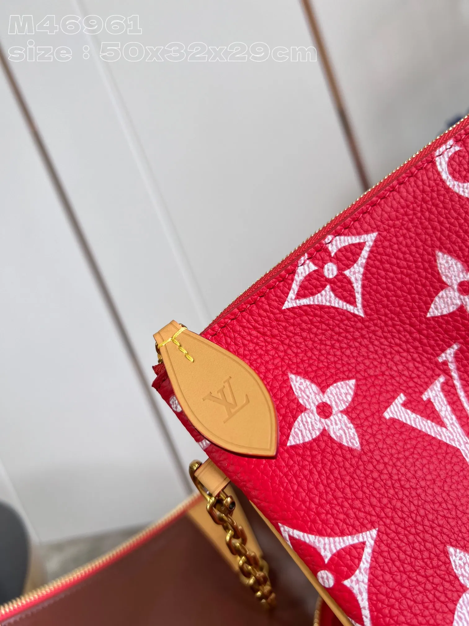 💰2740 Top original individual real shot M46961 red] Creative director Pharrell Williams reinterprets the Speedy P18 Bandoulière 50 Monogram Leather bag with eye-catching and luxurious soft primary color calfskin, and uses exquisite screen printing technology to embellish the Monogram pattern on the Speedy, reproducing the twill texture of the Monogram canvas on the canvas, creating an almost hand-painted style blur effect. 50 x 32 x 29 cm (length x height x width) [Warm reminder: This item is too large and does not fit in the packaging]