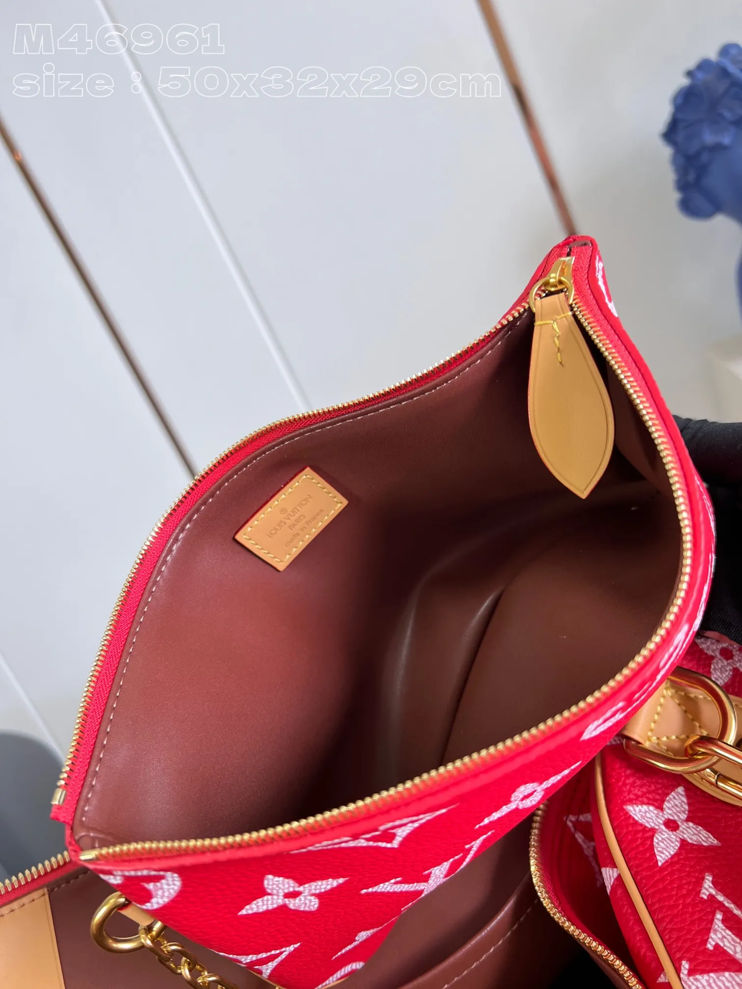 💰2740 Top original individual real shot M46961 red] Creative director Pharrell Williams reinterprets the Speedy P18 Bandoulière 50 Monogram Leather bag with eye-catching and luxurious soft primary color calfskin, and uses exquisite screen printing technology to embellish the Monogram pattern on the Speedy, reproducing the twill texture of the Monogram canvas on the canvas, creating an almost hand-painted style blur effect. 50 x 32 x 29 cm (length x height x width) [Warm reminder: This item is too large and does not fit in the packaging]