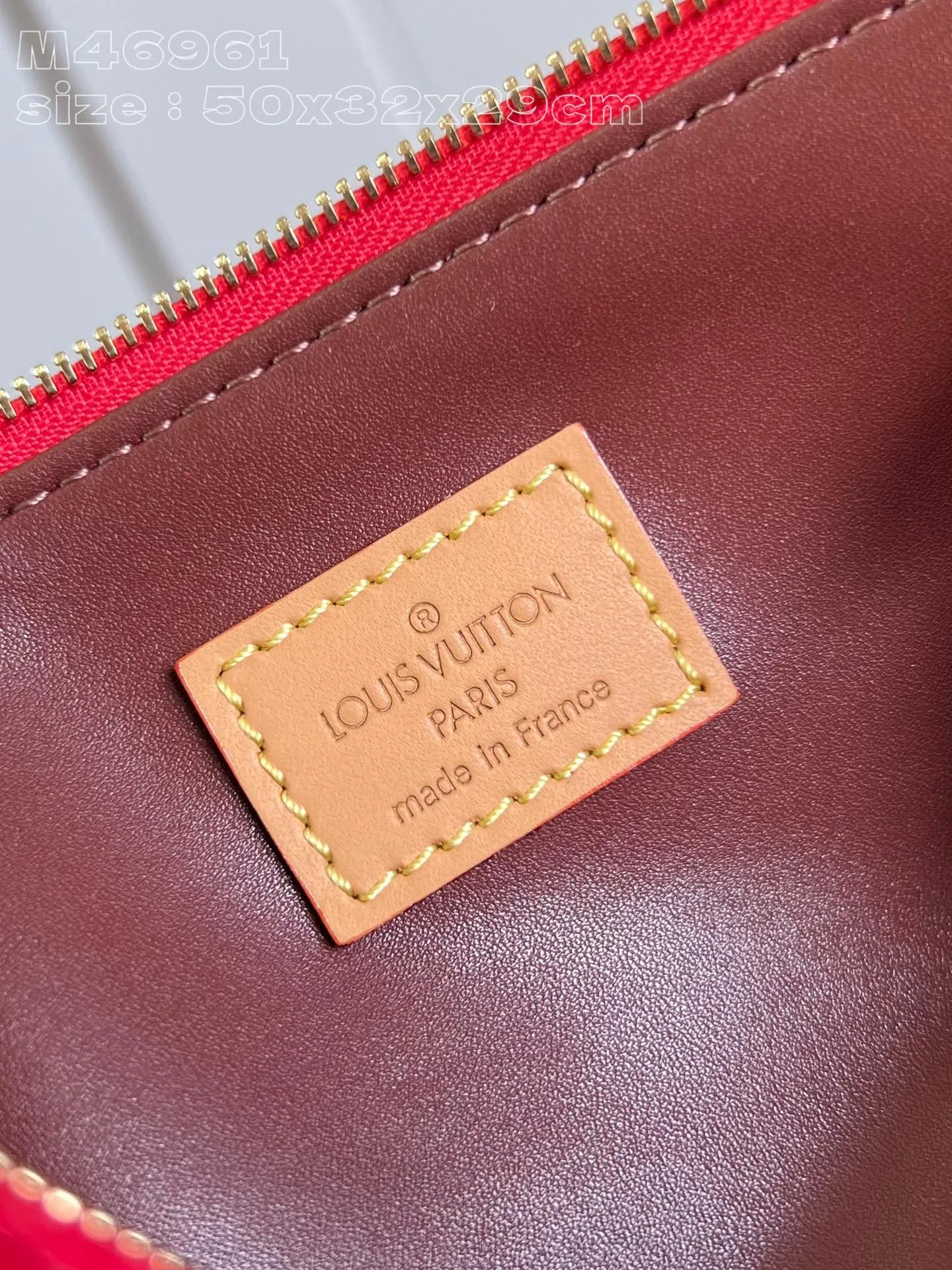 💰2740 Top original individual real shot M46961 red] Creative director Pharrell Williams reinterprets the Speedy P18 Bandoulière 50 Monogram Leather bag with eye-catching and luxurious soft primary color calfskin, and uses exquisite screen printing technology to embellish the Monogram pattern on the Speedy, reproducing the twill texture of the Monogram canvas on the canvas, creating an almost hand-painted style blur effect. 50 x 32 x 29 cm (length x height x width) [Warm reminder: This item is too large and does not fit in the packaging]