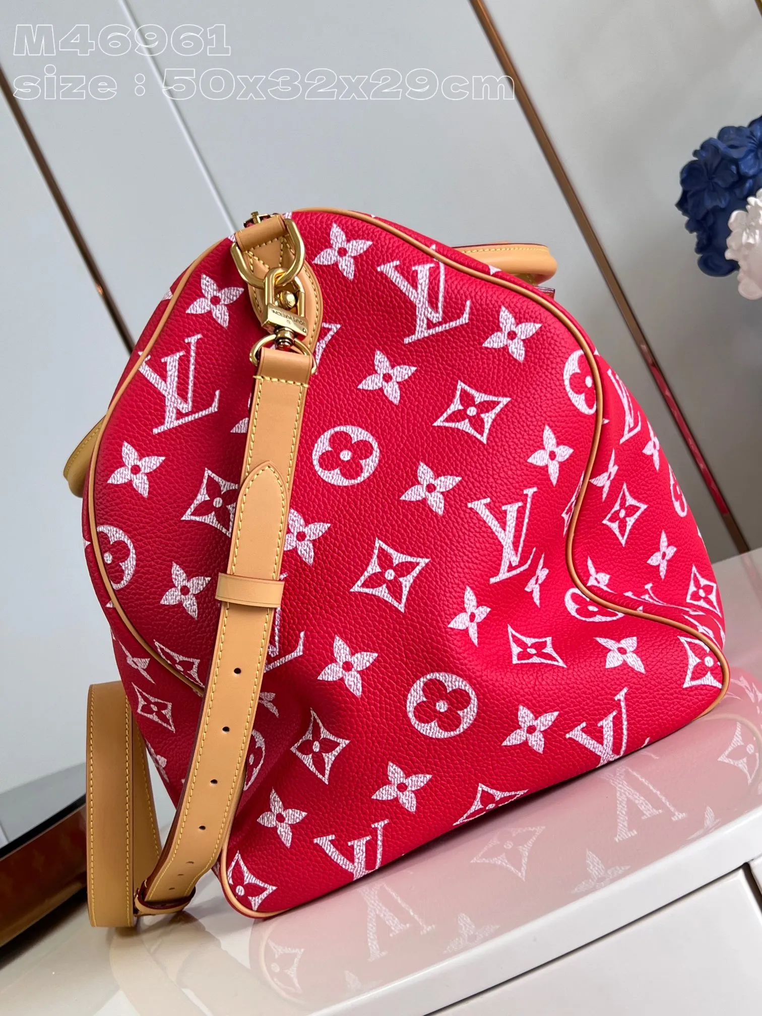 💰2740 Top original individual real shot M46961 red] Creative director Pharrell Williams reinterprets the Speedy P18 Bandoulière 50 Monogram Leather bag with eye-catching and luxurious soft primary color calfskin, and uses exquisite screen printing technology to embellish the Monogram pattern on the Speedy, reproducing the twill texture of the Monogram canvas on the canvas, creating an almost hand-painted style blur effect. 50 x 32 x 29 cm (length x height x width) [Warm reminder: This item is too large and does not fit in the packaging]