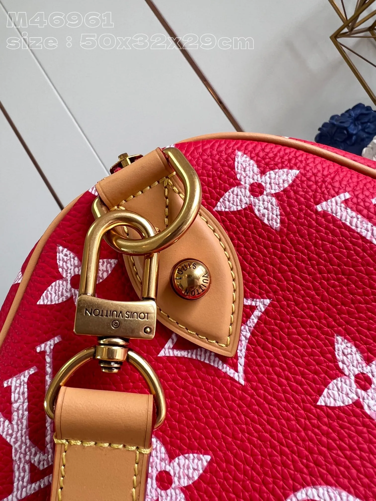 💰2740 Top original individual real shot M46961 red] Creative director Pharrell Williams reinterprets the Speedy P18 Bandoulière 50 Monogram Leather bag with eye-catching and luxurious soft primary color calfskin, and uses exquisite screen printing technology to embellish the Monogram pattern on the Speedy, reproducing the twill texture of the Monogram canvas on the canvas, creating an almost hand-painted style blur effect. 50 x 32 x 29 cm (length x height x width) [Warm reminder: This item is too large and does not fit in the packaging]