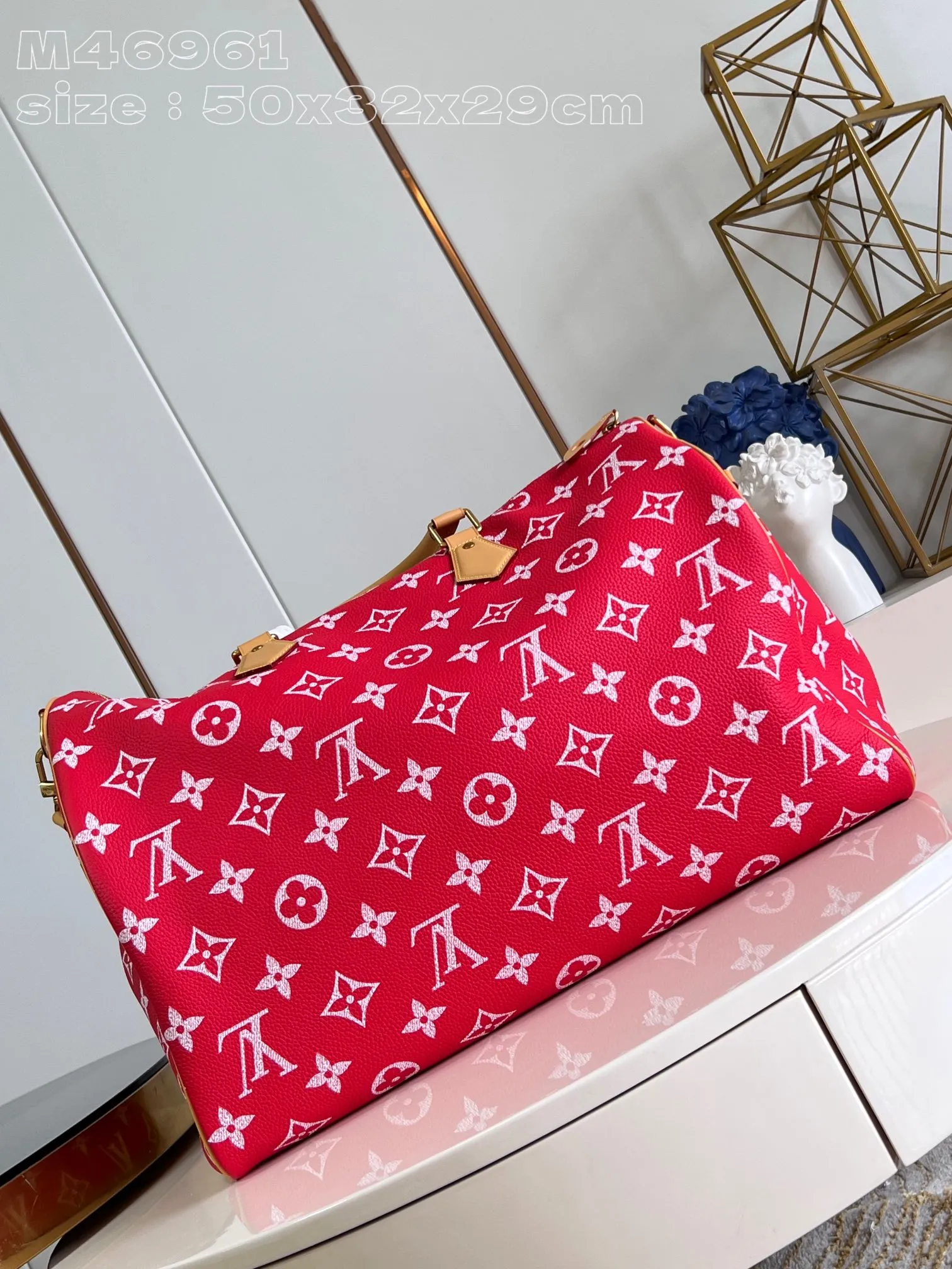 💰2740 Top original individual real shot M46961 red] Creative director Pharrell Williams reinterprets the Speedy P18 Bandoulière 50 Monogram Leather bag with eye-catching and luxurious soft primary color calfskin, and uses exquisite screen printing technology to embellish the Monogram pattern on the Speedy, reproducing the twill texture of the Monogram canvas on the canvas, creating an almost hand-painted style blur effect. 50 x 32 x 29 cm (length x height x width) [Warm reminder: This item is too large and does not fit in the packaging]