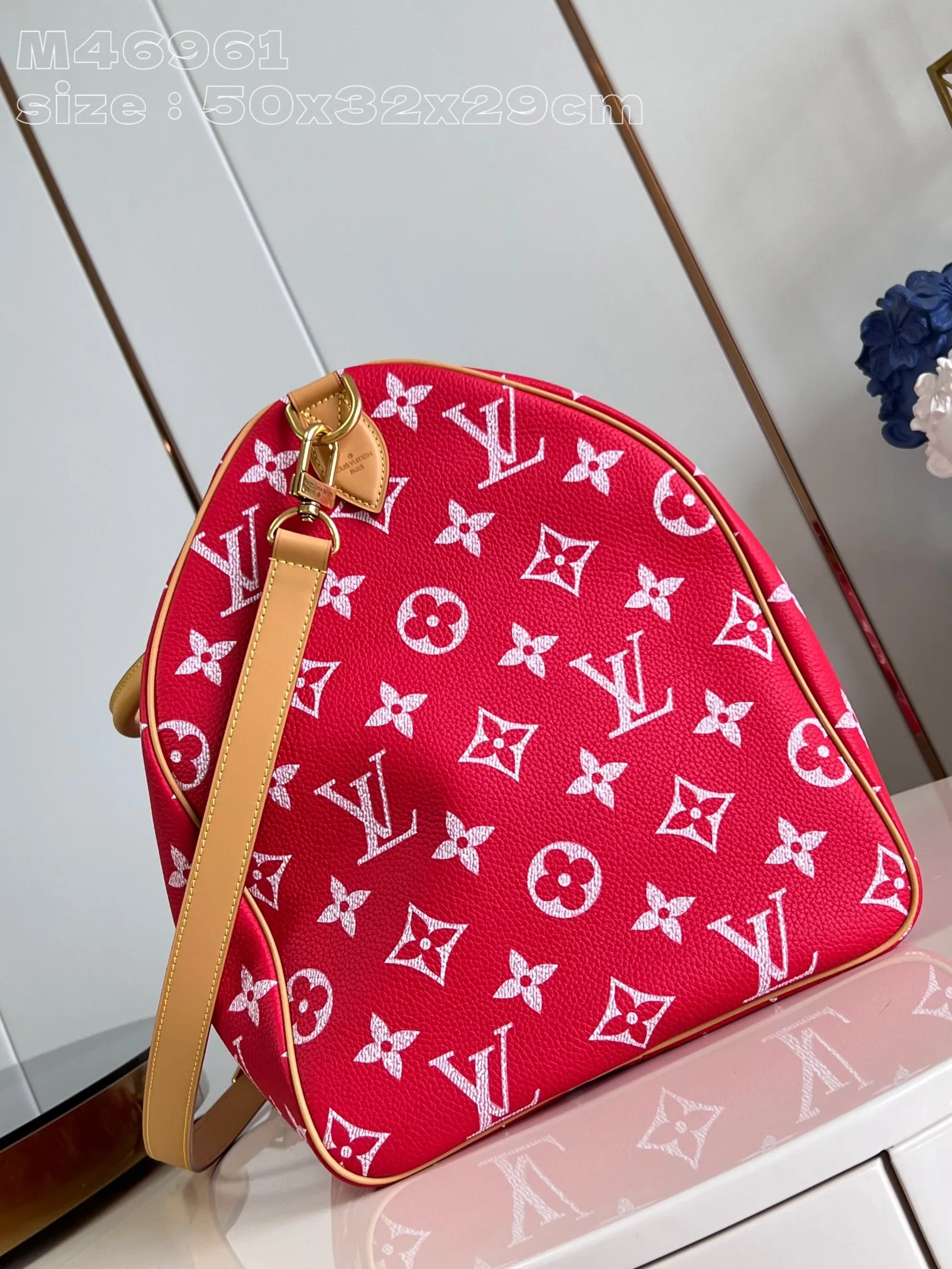 💰2740 Top original individual real shot M46961 red] Creative director Pharrell Williams reinterprets the Speedy P18 Bandoulière 50 Monogram Leather bag with eye-catching and luxurious soft primary color calfskin, and uses exquisite screen printing technology to embellish the Monogram pattern on the Speedy, reproducing the twill texture of the Monogram canvas on the canvas, creating an almost hand-painted style blur effect. 50 x 32 x 29 cm (length x height x width) [Warm reminder: This item is too large and does not fit in the packaging]
