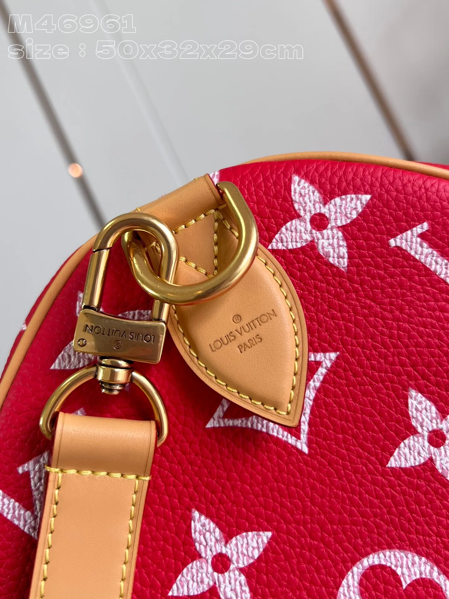💰2740 Top original individual real shot M46961 red] Creative director Pharrell Williams reinterprets the Speedy P18 Bandoulière 50 Monogram Leather bag with eye-catching and luxurious soft primary color calfskin, and uses exquisite screen printing technology to embellish the Monogram pattern on the Speedy, reproducing the twill texture of the Monogram canvas on the canvas, creating an almost hand-painted style blur effect. 50 x 32 x 29 cm (length x height x width) [Warm reminder: This item is too large and does not fit in the packaging]