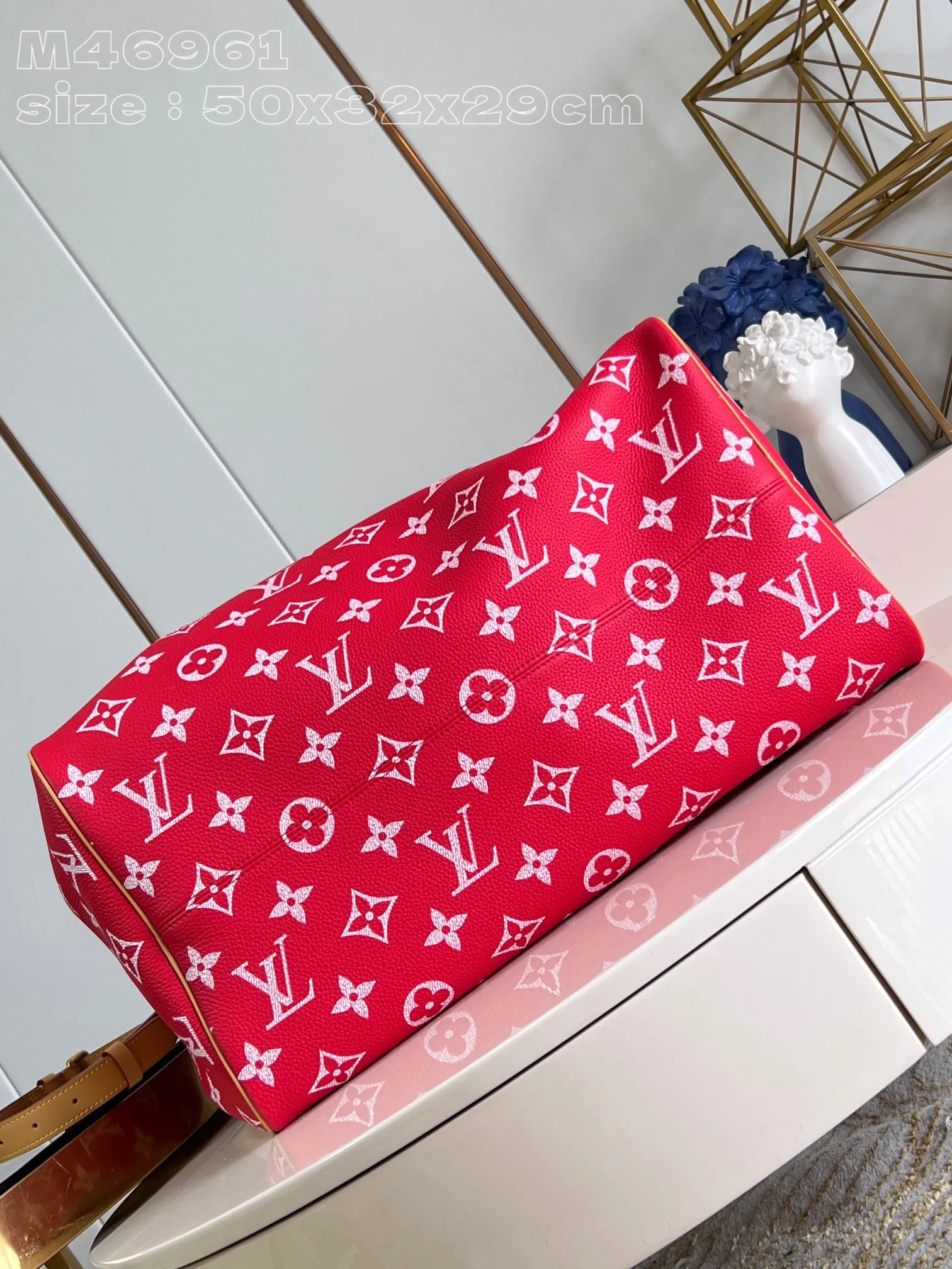 💰2740 Top original individual real shot M46961 red] Creative director Pharrell Williams reinterprets the Speedy P18 Bandoulière 50 Monogram Leather bag with eye-catching and luxurious soft primary color calfskin, and uses exquisite screen printing technology to embellish the Monogram pattern on the Speedy, reproducing the twill texture of the Monogram canvas on the canvas, creating an almost hand-painted style blur effect. 50 x 32 x 29 cm (length x height x width) [Warm reminder: This item is too large and does not fit in the packaging]