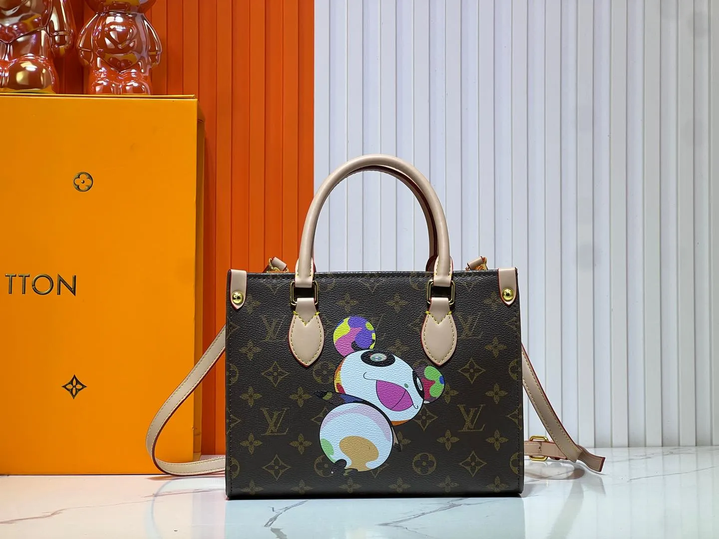 Batch 280💰M45659 M13668!🔥Lv&Takashi Murakami🐼Panda print OnTheGo small new version The legendary ONTHEGO handbag: always able to meet your various needs for handbags. It has a large capacity but is not bulky. It is stiff and soft to the touch, making it suitable for home and travel. Tighten the side ties and it instantly transforms into a stylish urban handbag. Loosen the straps and it transforms into a chic and practical handbag. The slender leather handle can be carried over the shoulder or between the arms. The model shown here is made of Damier Azur canvas. Size: 25x11x19cm