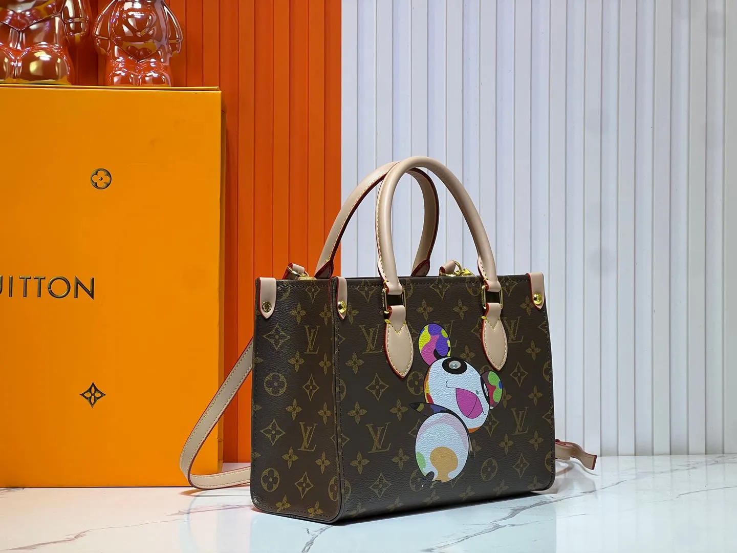 Batch 280💰M45659 M13668!🔥Lv&Takashi Murakami🐼Panda print OnTheGo small new version The legendary ONTHEGO handbag: always able to meet your various needs for handbags. It has a large capacity but is not bulky. It is stiff and soft to the touch, making it suitable for home and travel. Tighten the side ties and it instantly transforms into a stylish urban handbag. Loosen the straps and it transforms into a chic and practical handbag. The slender leather handle can be carried over the shoulder or between the arms. The model shown here is made of Damier Azur canvas. Size: 25x11x19cm