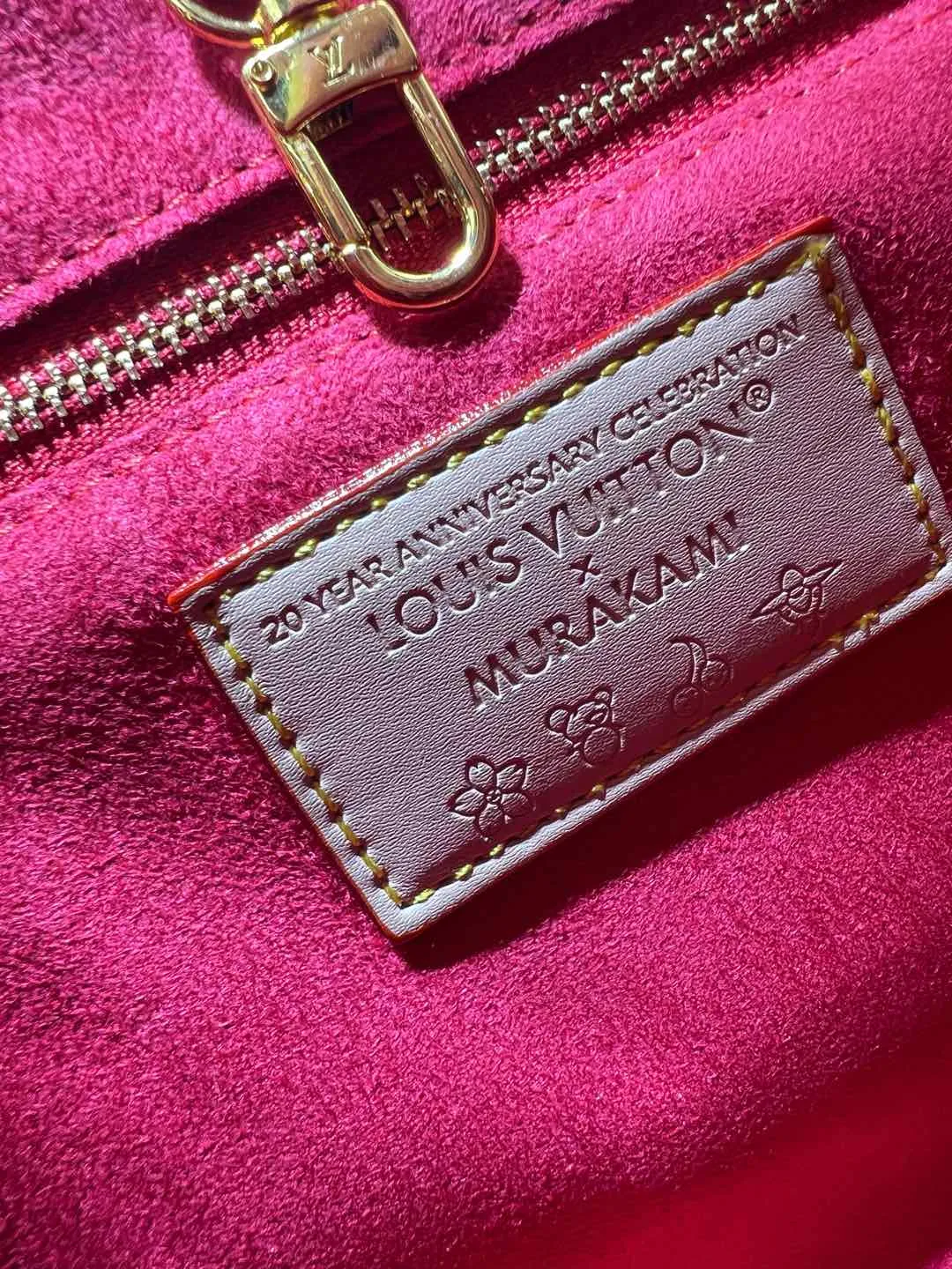 Batch 280💰M45659 M13668!🔥Lv&Takashi Murakami🐼Panda print OnTheGo small new version The legendary ONTHEGO handbag: always able to meet your various needs for handbags. It has a large capacity but is not bulky. It is stiff and soft to the touch, making it suitable for home and travel. Tighten the side ties and it instantly transforms into a stylish urban handbag. Loosen the straps and it transforms into a chic and practical handbag. The slender leather handle can be carried over the shoulder or between the arms. The model shown here is made of Damier Azur canvas. Size: 25x11x19cm