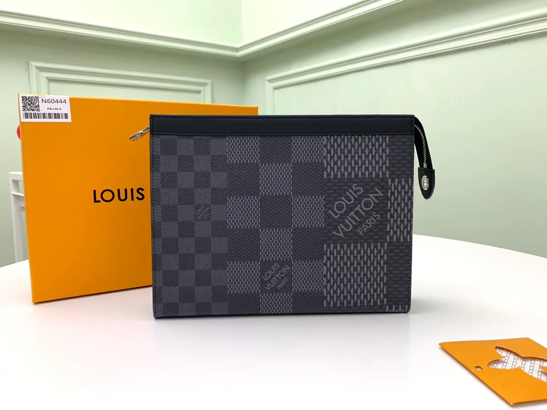 Factory price 380 [Top original order] N60444 black plaid 👏👏 This Pochette Voyage clutch is made of Damier Graphite 3D canvas, showing a contemporary interpretation of Louis Vuitton's classic plaid. The large compartments and card slots are convenient for storing travel documents and daily needs. It can be used with a suitcase to keep your travels organized. Dimensions: 27 x 21 x 6cm.