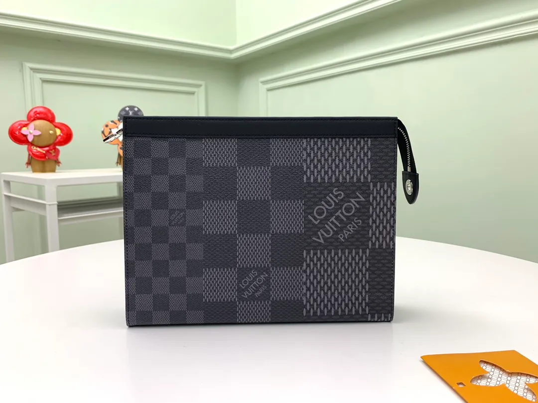 Factory price 380 [Top original order] N60444 black plaid 👏👏 This Pochette Voyage clutch is made of Damier Graphite 3D canvas, showing a contemporary interpretation of Louis Vuitton's classic plaid. The large compartments and card slots are convenient for storing travel documents and daily needs. It can be used with a suitcase to keep your travels organized. Dimensions: 27 x 21 x 6cm.