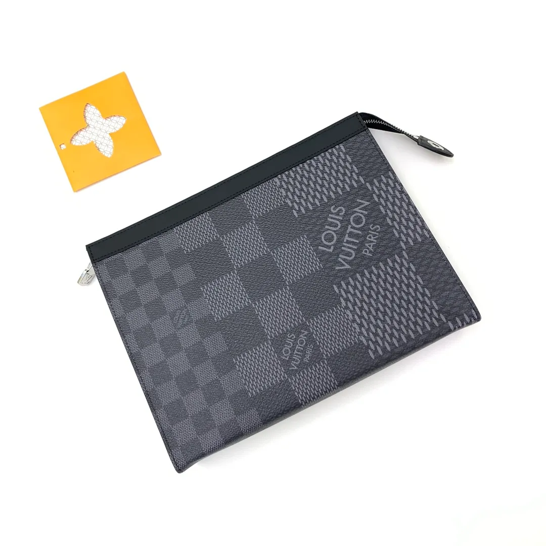 Factory price 380 [Top original order] N60444 black plaid 👏👏 This Pochette Voyage clutch is made of Damier Graphite 3D canvas, showing a contemporary interpretation of Louis Vuitton's classic plaid. The large compartments and card slots are convenient for storing travel documents and daily needs. It can be used with a suitcase to keep your travels organized. Dimensions: 27 x 21 x 6cm.