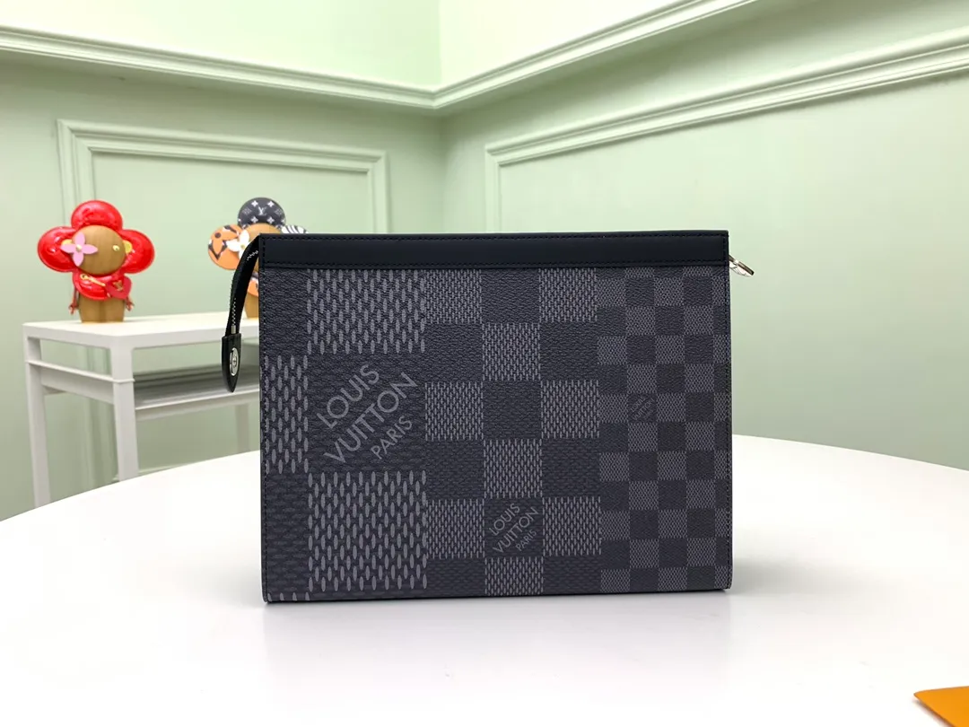 Factory price 380 [Top original order] N60444 black plaid 👏👏 This Pochette Voyage clutch is made of Damier Graphite 3D canvas, showing a contemporary interpretation of Louis Vuitton's classic plaid. The large compartments and card slots are convenient for storing travel documents and daily needs. It can be used with a suitcase to keep your travels organized. Dimensions: 27 x 21 x 6cm.