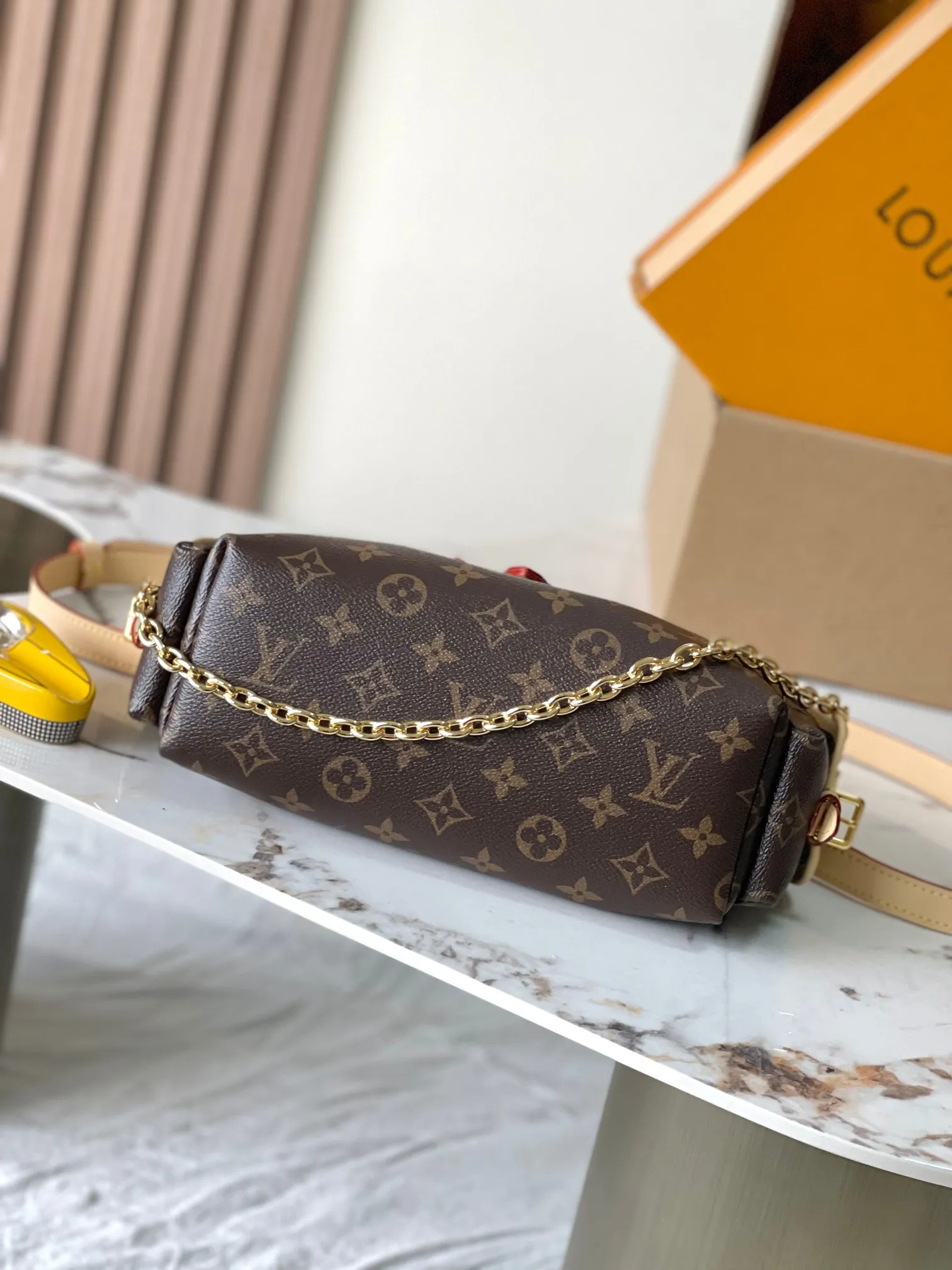 Tiao p1560 [Special grade MB original leather] This Odysée handbag Model: M25085 presbyopic 163C chip version Material: A-grade all-steel hardware, imported original fabric Packing: full set of original duty-free MB packaging Dimensions: 27 x 12 x 27 cm