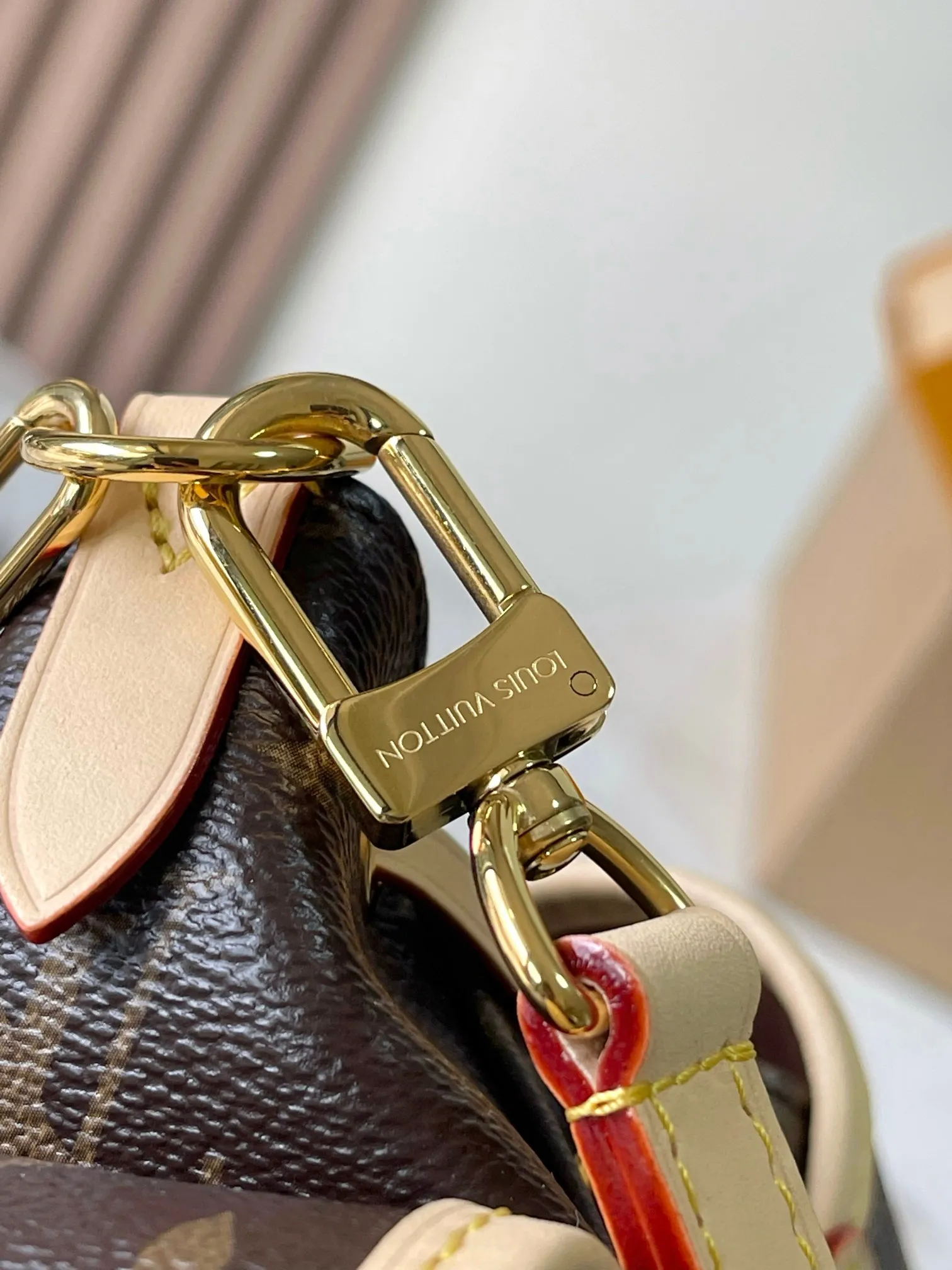 Tiao p1560 [Special grade MB original leather] This Odysée handbag Model: M25085 presbyopic 163C chip version Material: A-grade all-steel hardware, imported original fabric Packing: full set of original duty-free MB packaging Dimensions: 27 x 12 x 27 cm