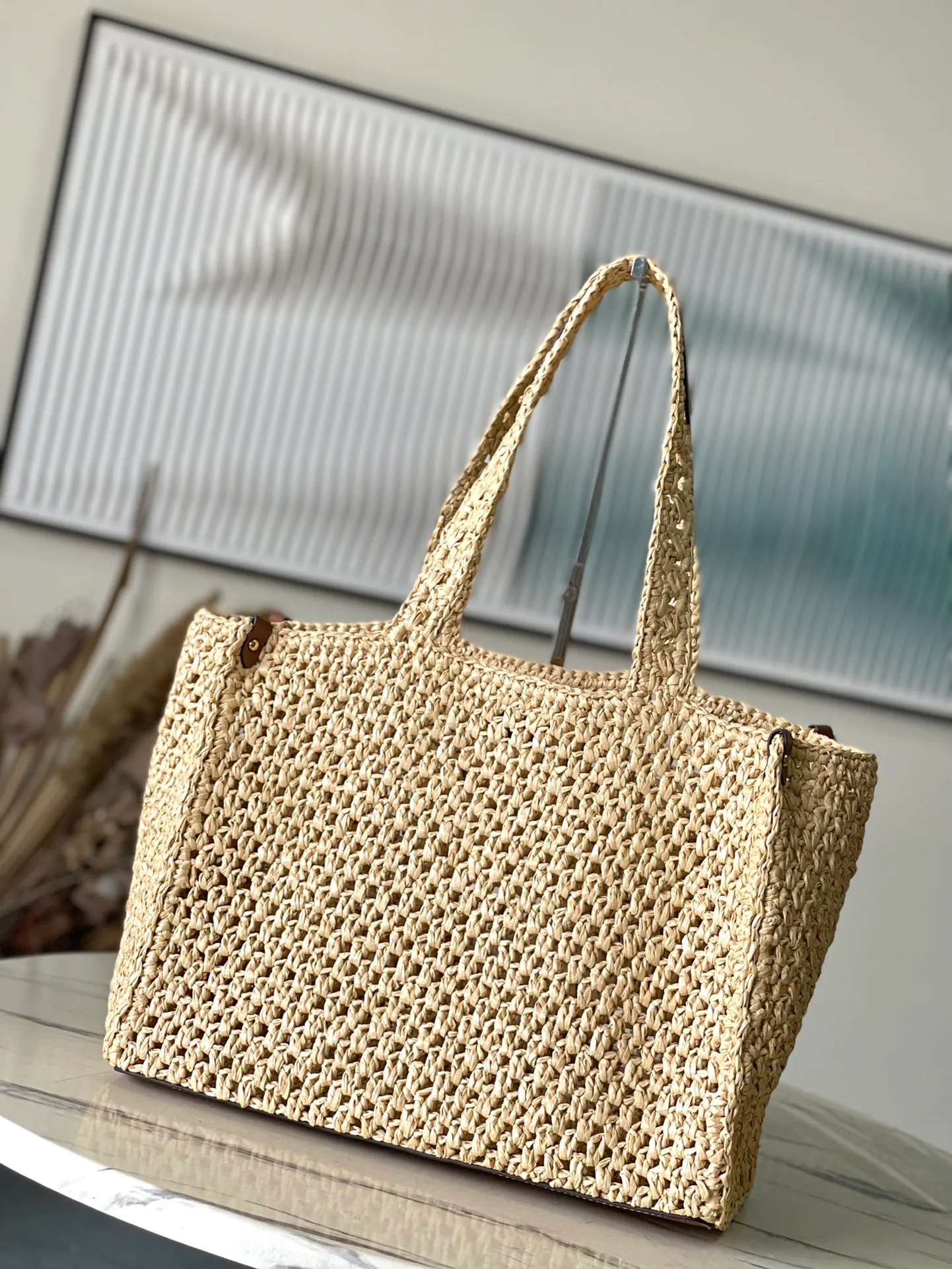 💰1580 Top Original Order M24723 This medium-sized OnTheGo handbag is from the LVBy The Pool series. It is shaped like a tote bag with crocheted raffia and can accommodate a 13-inch laptop, beach towel and other travel essentials. The studded corners are finished in calfskin and are complemented by round Paris patches. Dimensions: 37.5 × 30 × 17 cm